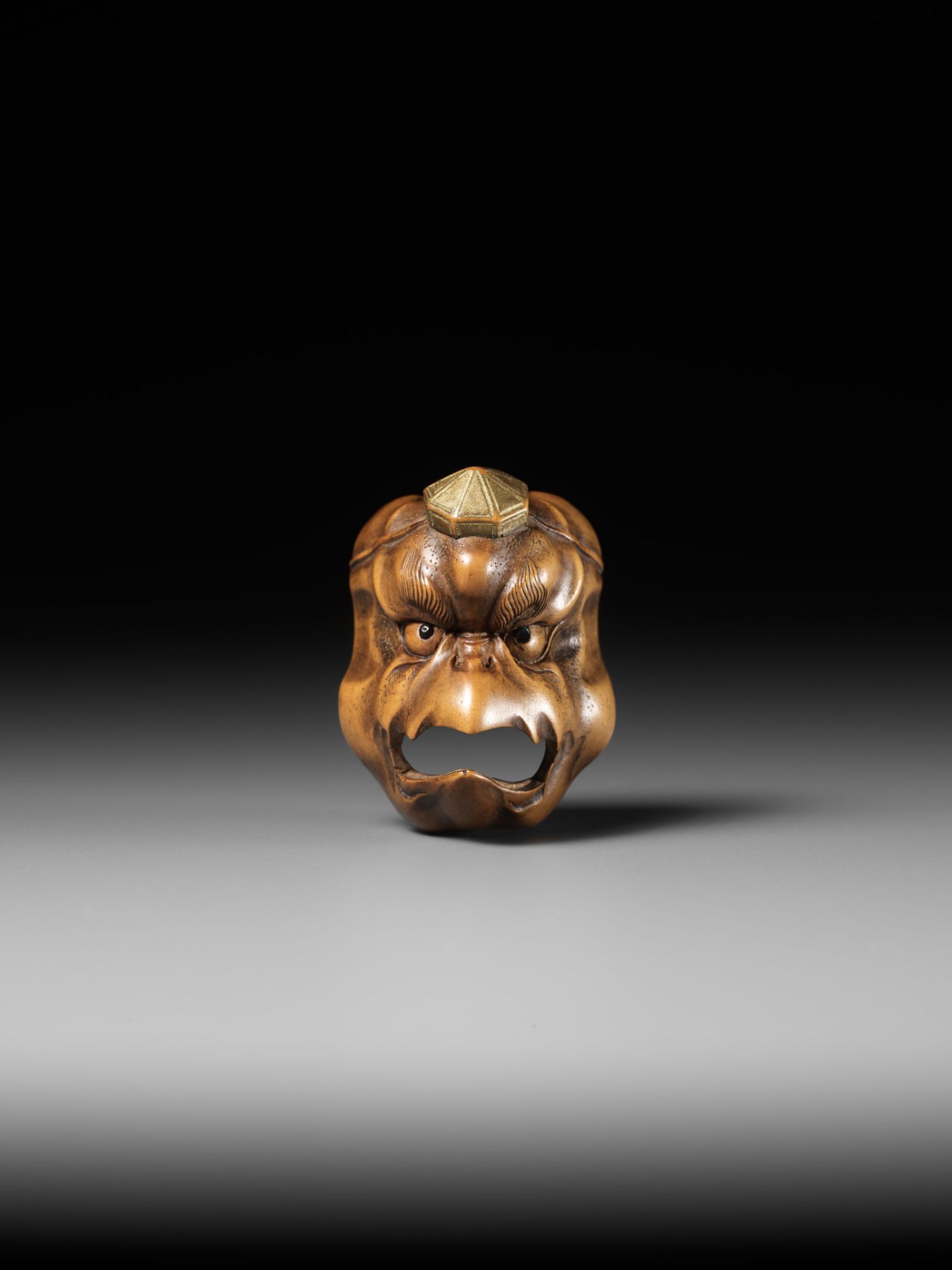 A PALE BOXWOOD MASK NETSUKE OF A KARASU TENGU, ATTRIBUTED TO KOKEISAI SANSHO - Image 3 of 11