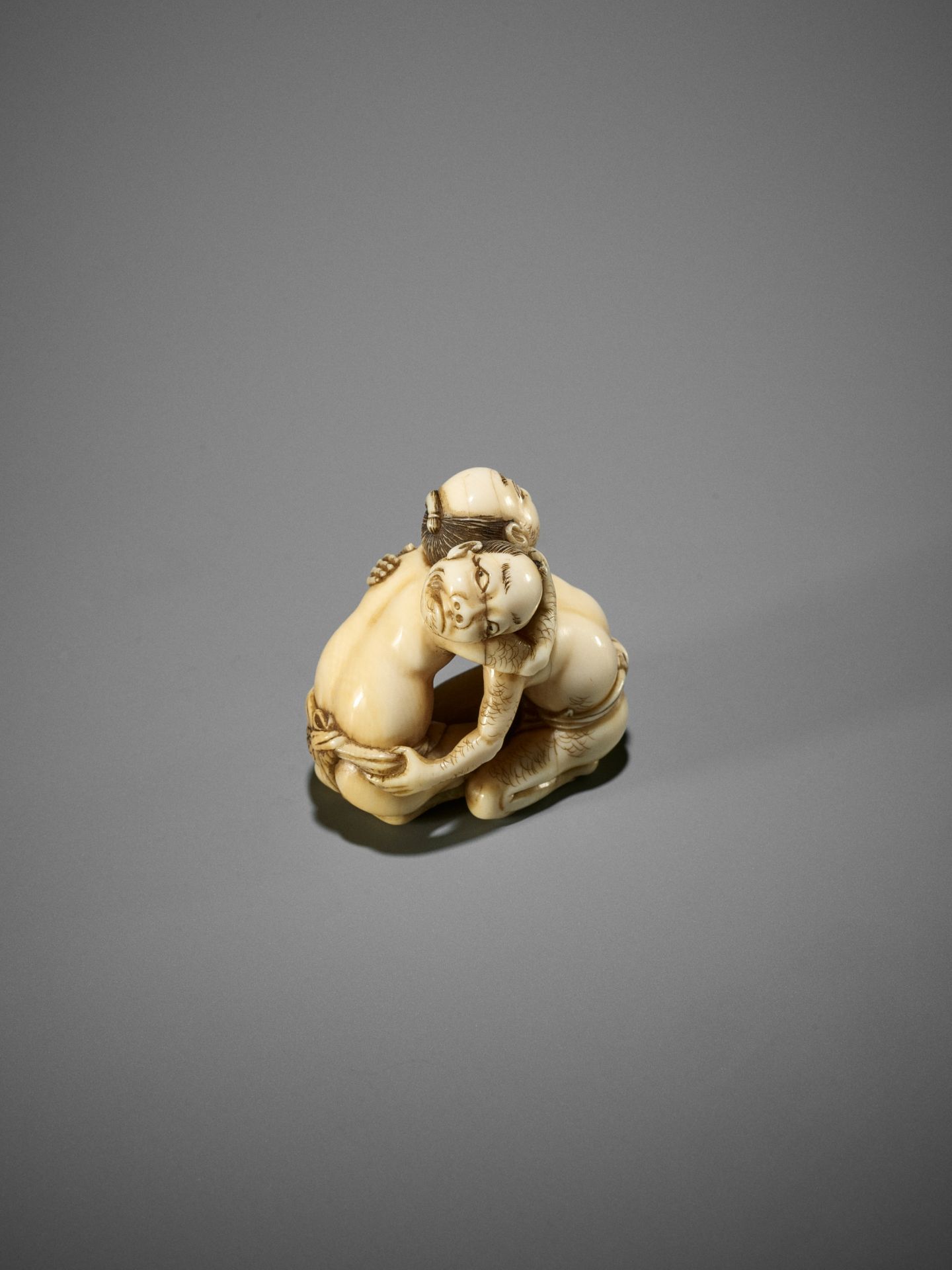 DORAKU: A SUPERB IVORY NETSUKE OF TWO WRESTLING DRUNKS - Bild 6 aus 23