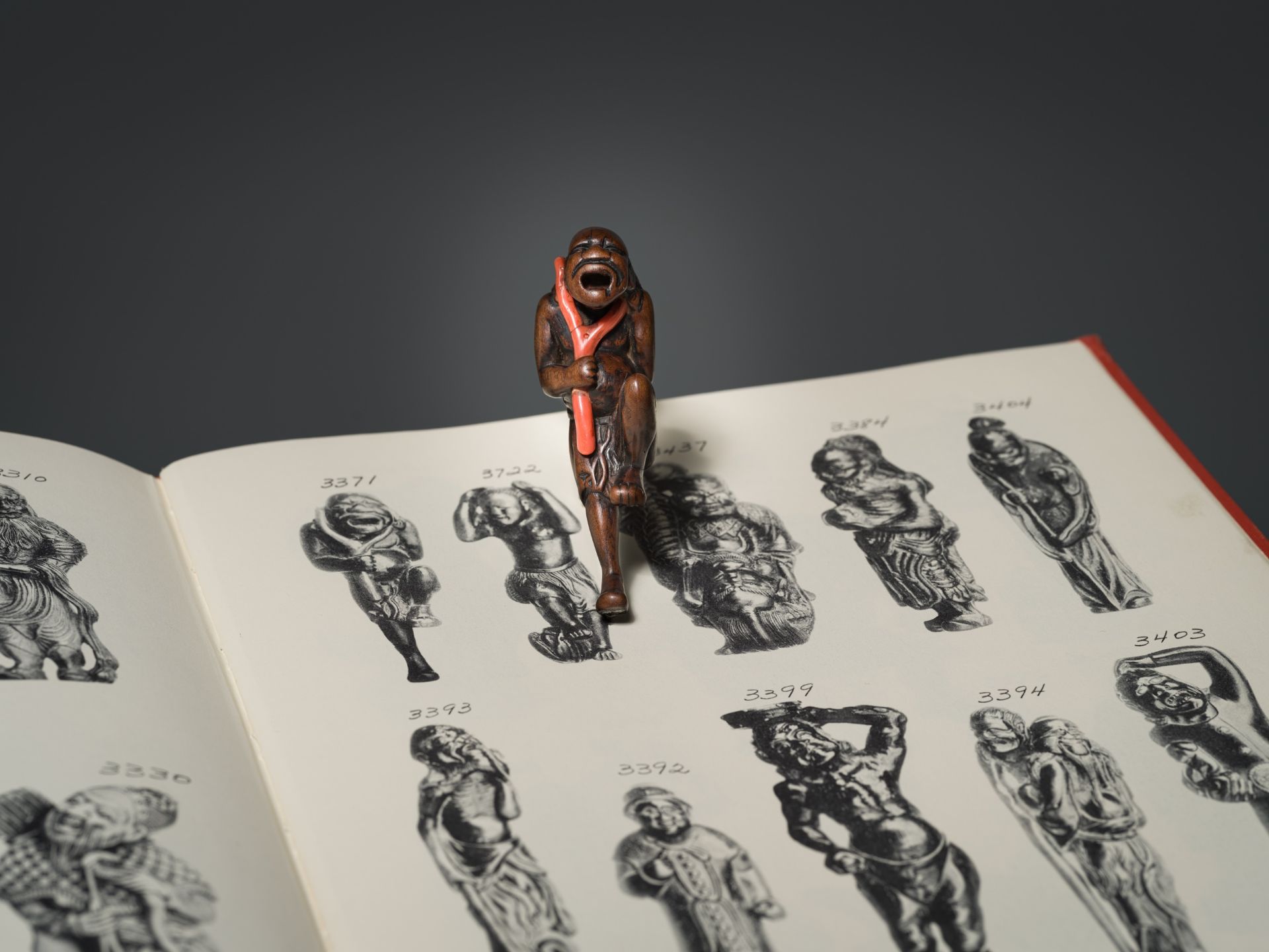 A POWERFUL WOOD NETSUKE OF A SOUTH SEA CORAL DIVER - Image 4 of 13