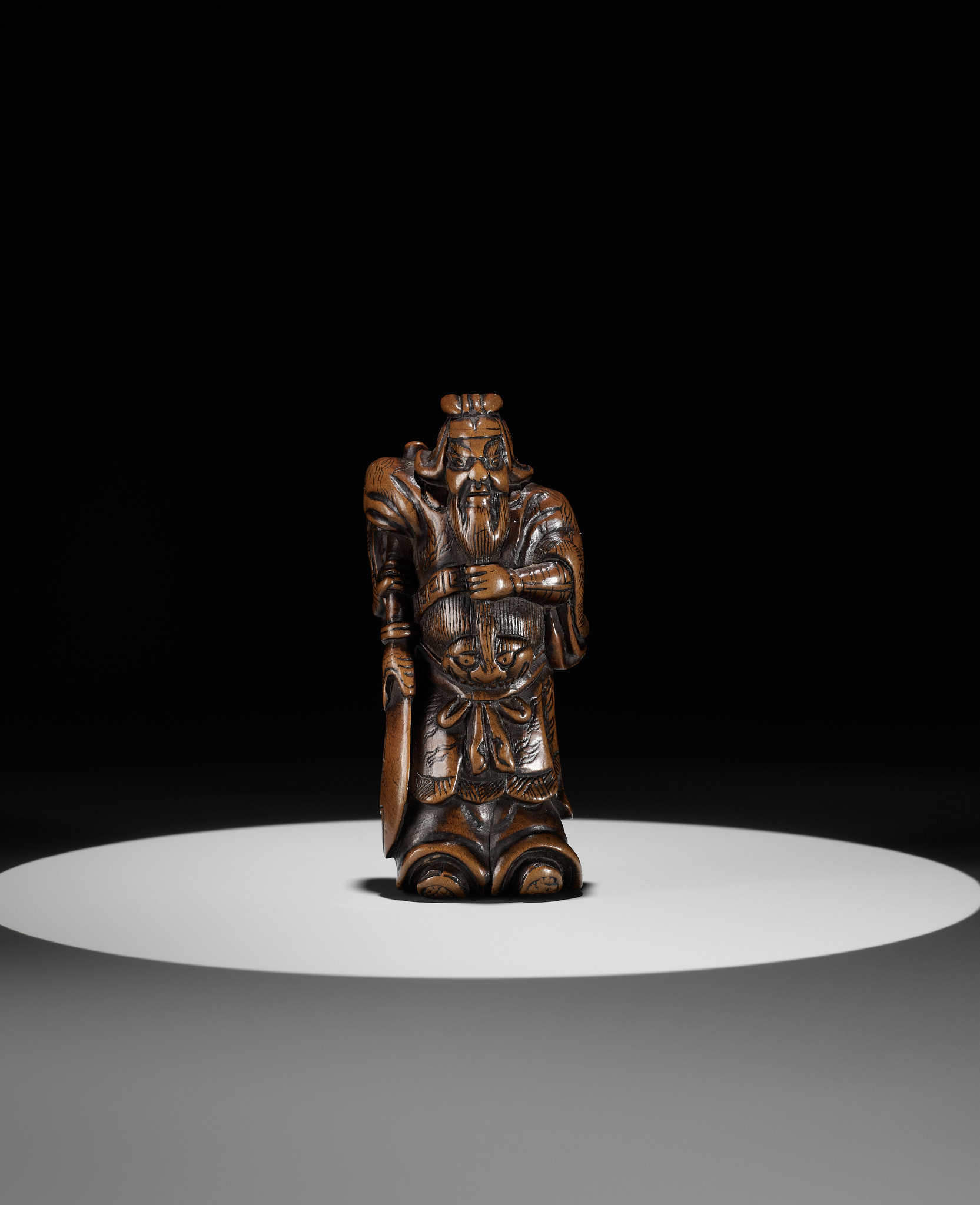 A POWERFUL WOOD NETSUKE OF KAN'U WITH HIS HALBERD - Image 2 of 9