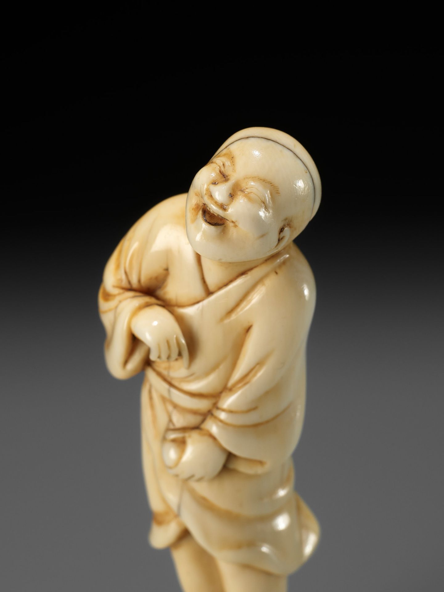 AN EARLY OSAKA SCHOOL IVORY NETSUKE OF A LAUGHING EGG-TESTER - Image 5 of 12