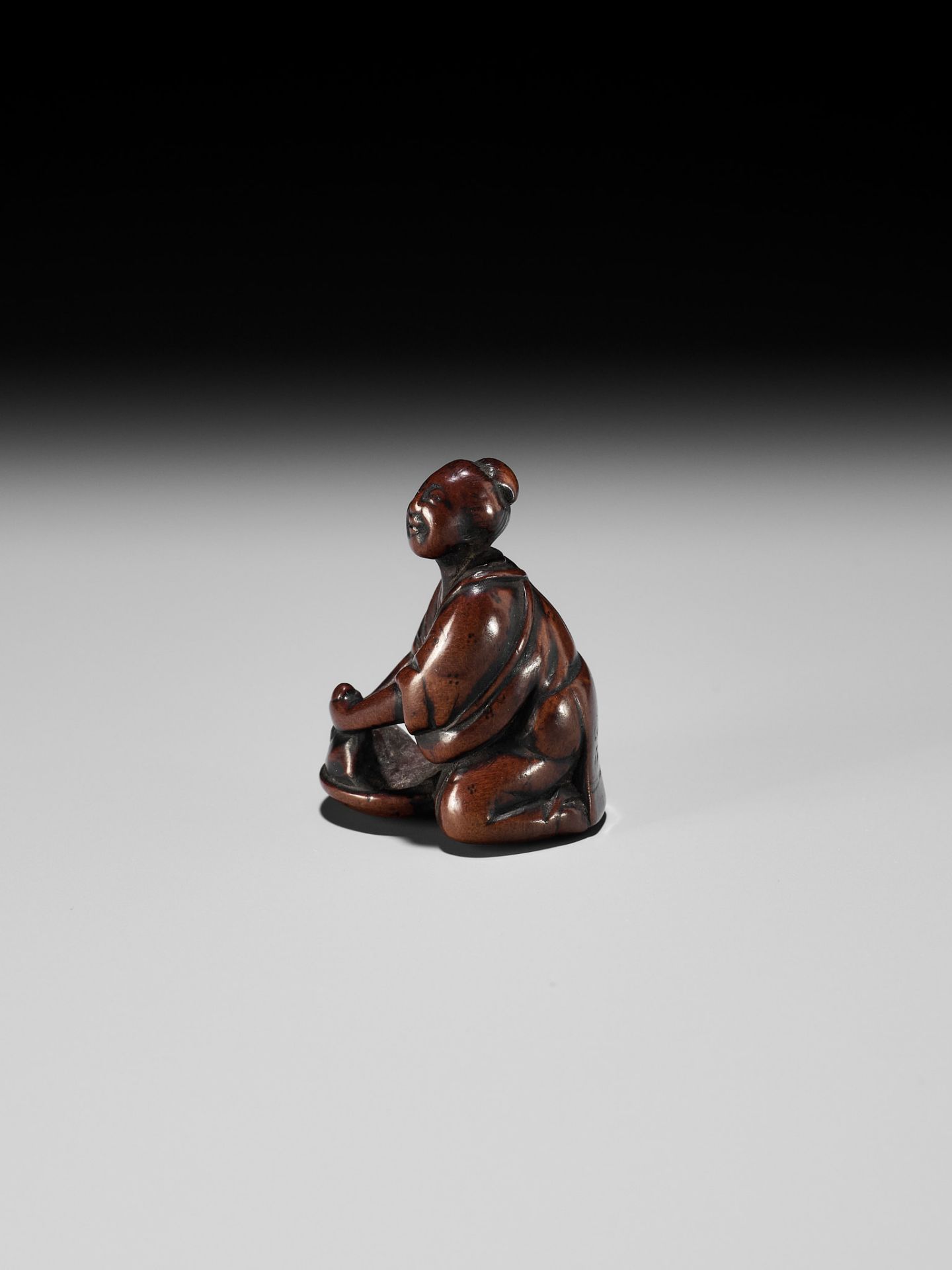 MINKOKU II: A FINE WOOD NETSUKE OF A WASHER WOMAN - Bild 4 aus 10