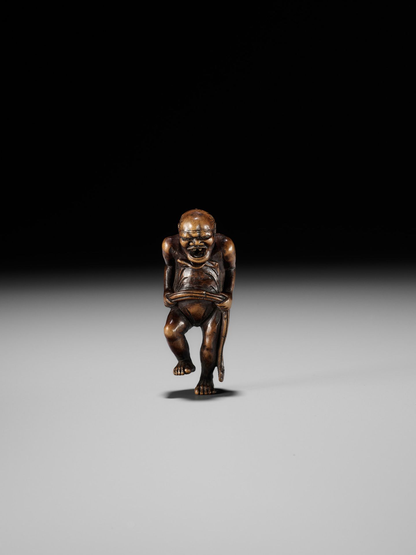 TOUN: AN AMUSING WOOD NETSUKE OF A NAKED MAN TYING HIS FUNDOSHI - Image 9 of 11