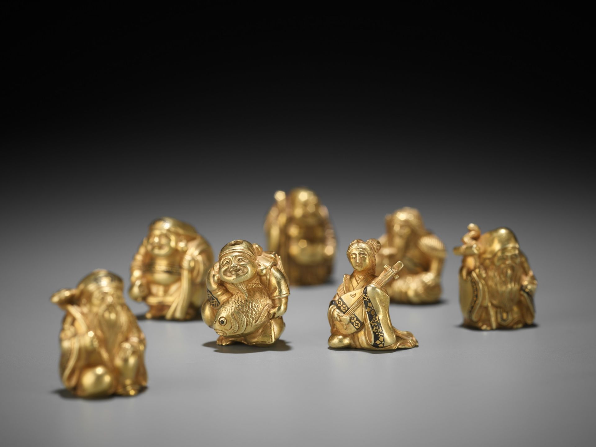 TAKACHIKA: A VERY RARE SOLID GOLD OJIME SET OF THE SEVEN LUCKY GODS (SHICHIFUKUJIN) - Bild 11 aus 61