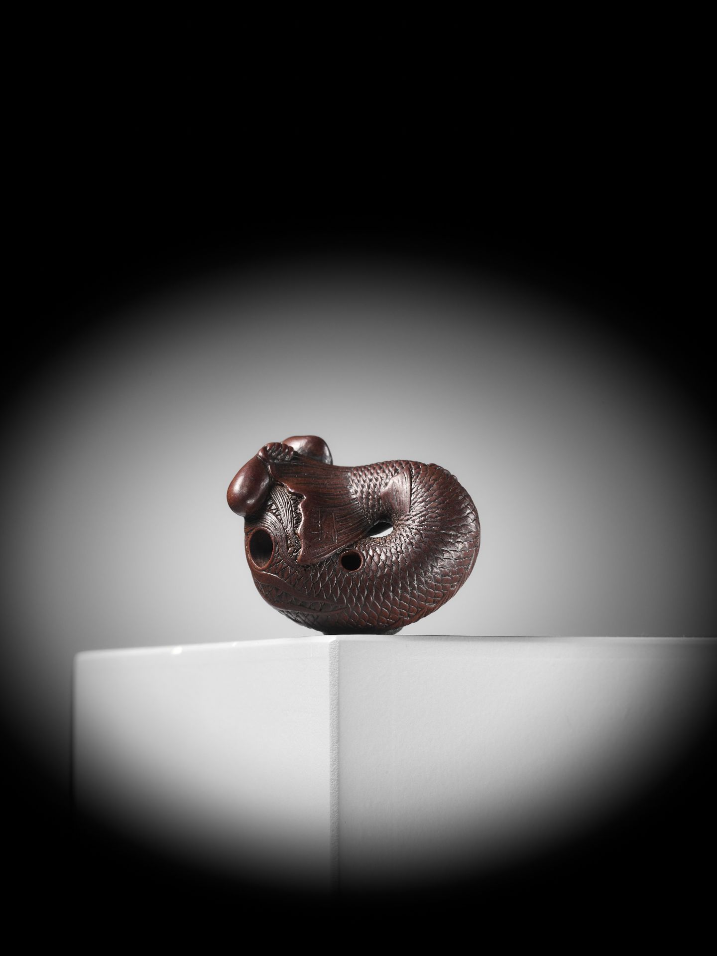 TADATOSHI: A SUPERB NAGOYA SCHOOL WOOD NETSUKE OF A NINGYO (MERMAID) - Bild 3 aus 14