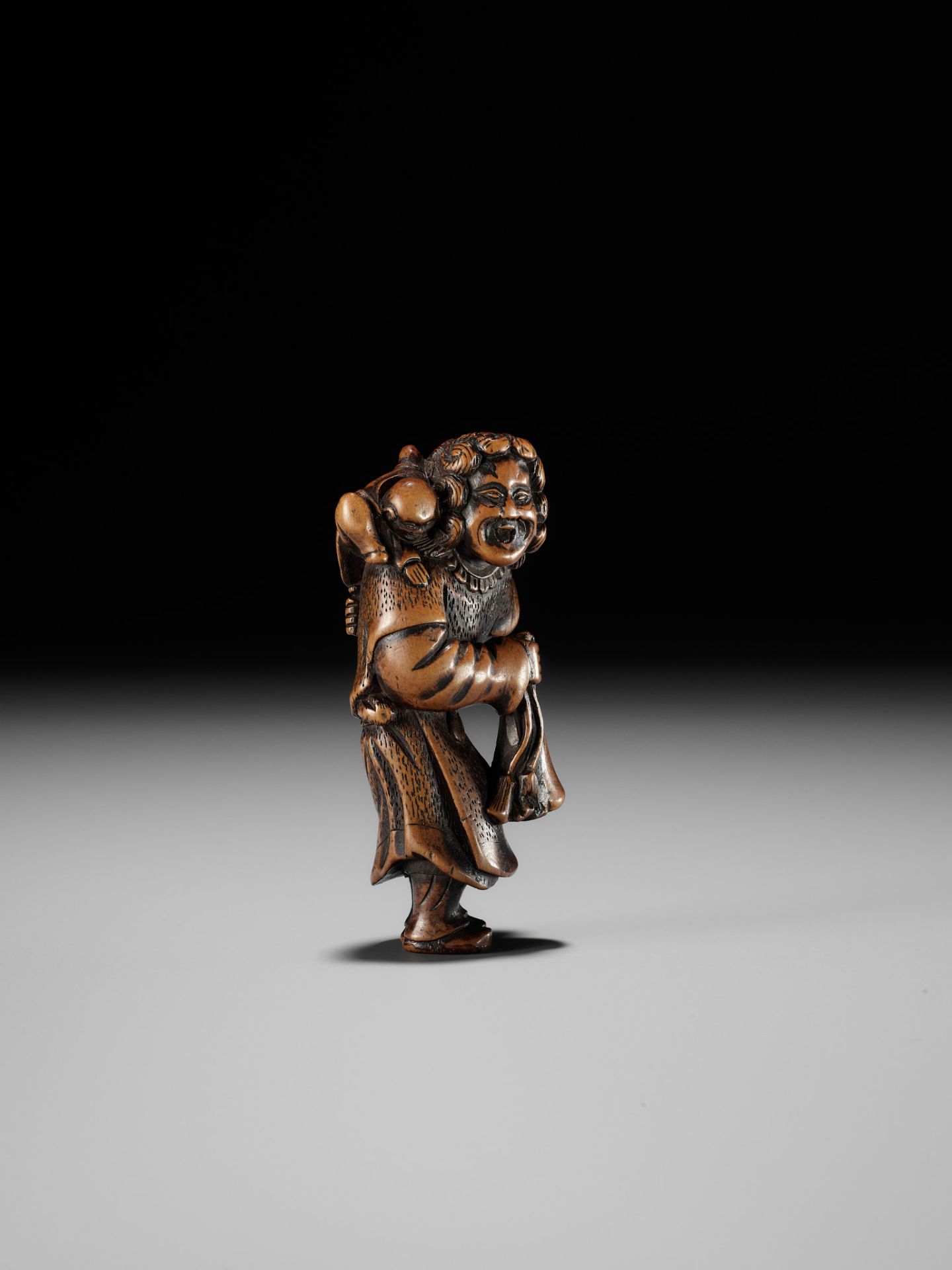 A GOOD WOOD NETSUKE OF A DUTCHMAN WITH CHILD - Image 4 of 11