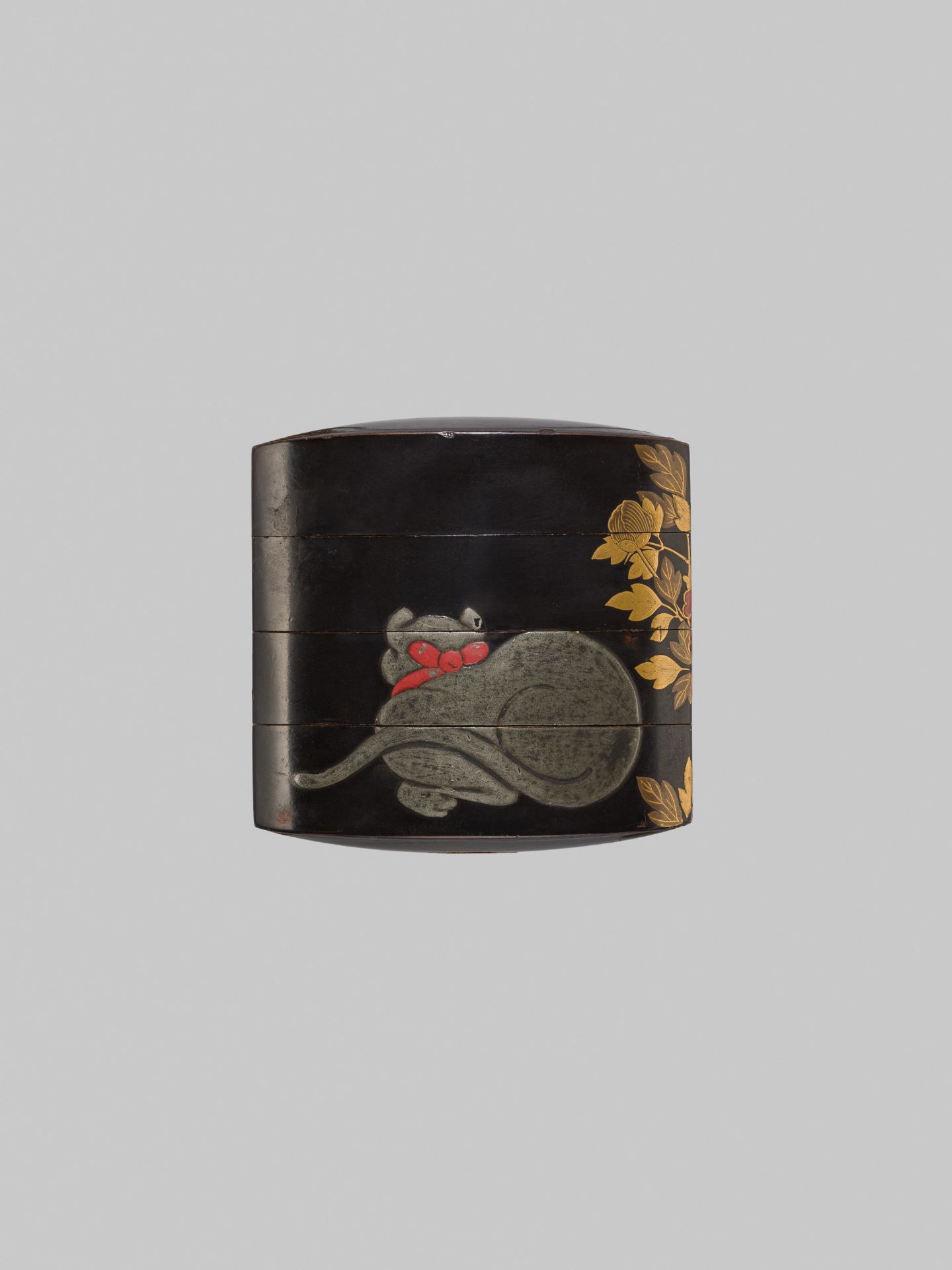 A BLACK LACQUER THREE-CASE INRO WITH A CAT AND BUTTERFLY - Bild 3 aus 6