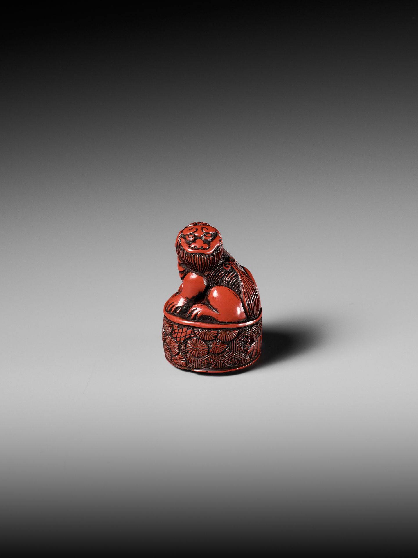 A RARE TSUISHU (CARVED RED LACQUER) INGYO (SEAL) NETSUKE OF A SHISHI - Bild 3 aus 10