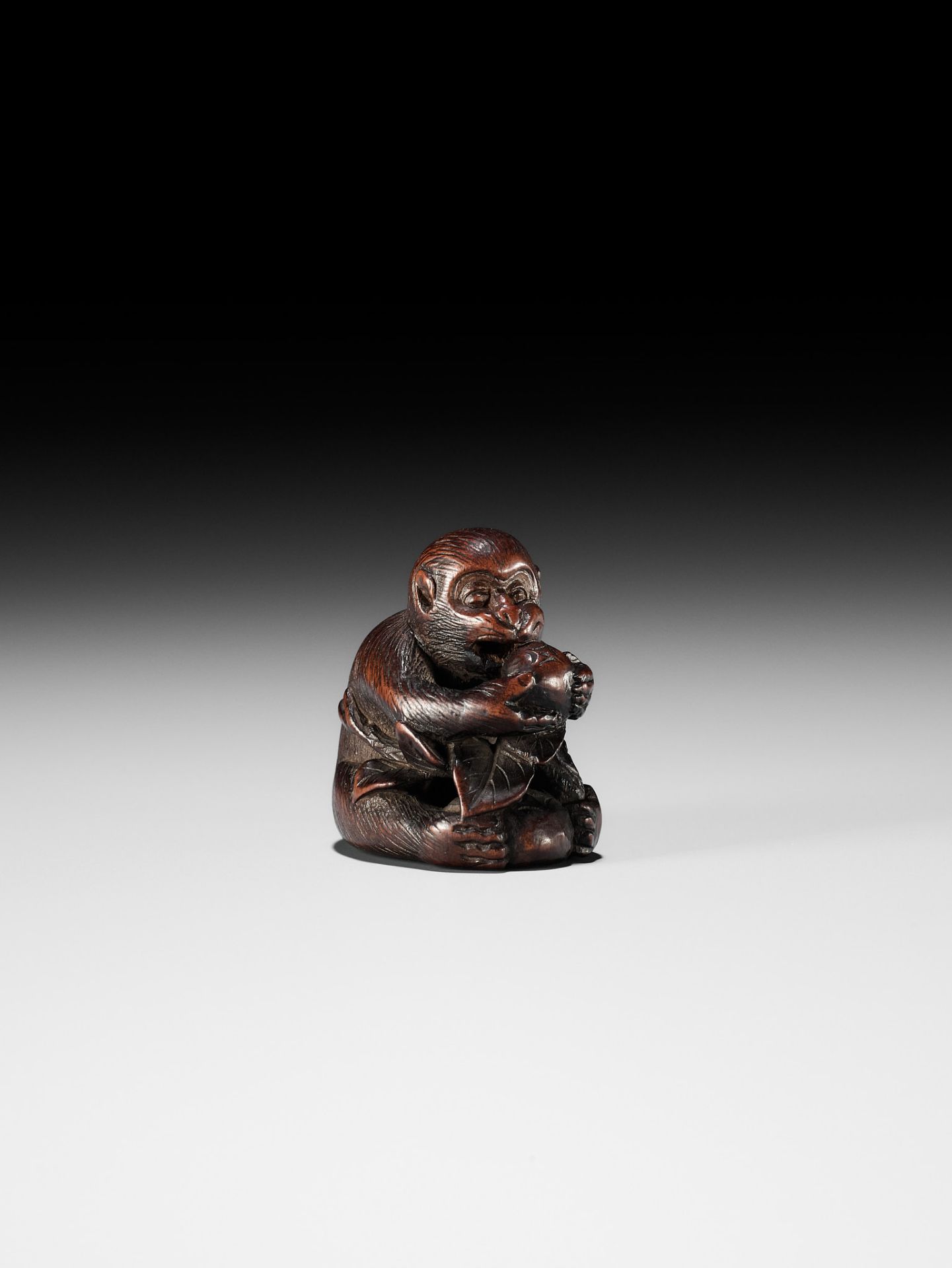 BUNCHO: A FINE WOOD NETSUKE OF A MONKEY EATING PERSIMMONS - Bild 9 aus 12