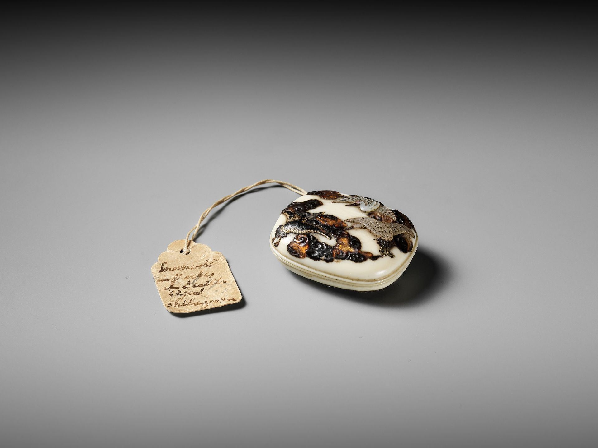 SHIBAYAMA: A FINE LACQUERED AND INLAID IVORY MANJU NETSUKE DEPICTING CRANES AND CLOUDS - Image 5 of 9