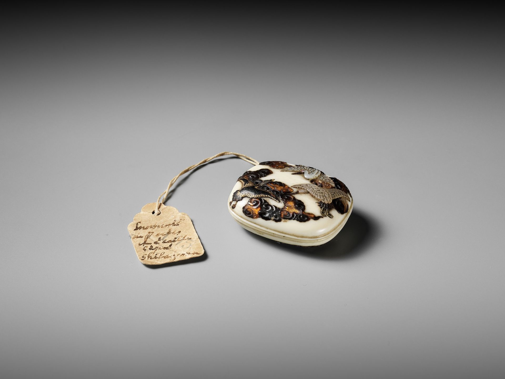 SHIBAYAMA: A FINE LACQUERED AND INLAID IVORY MANJU NETSUKE DEPICTING CRANES AND CLOUDS - Bild 5 aus 9