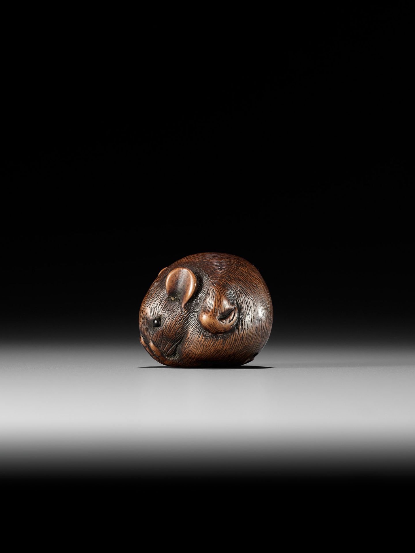 A FINE WOOD NETSUKE OF A COILED RAT - Bild 2 aus 9