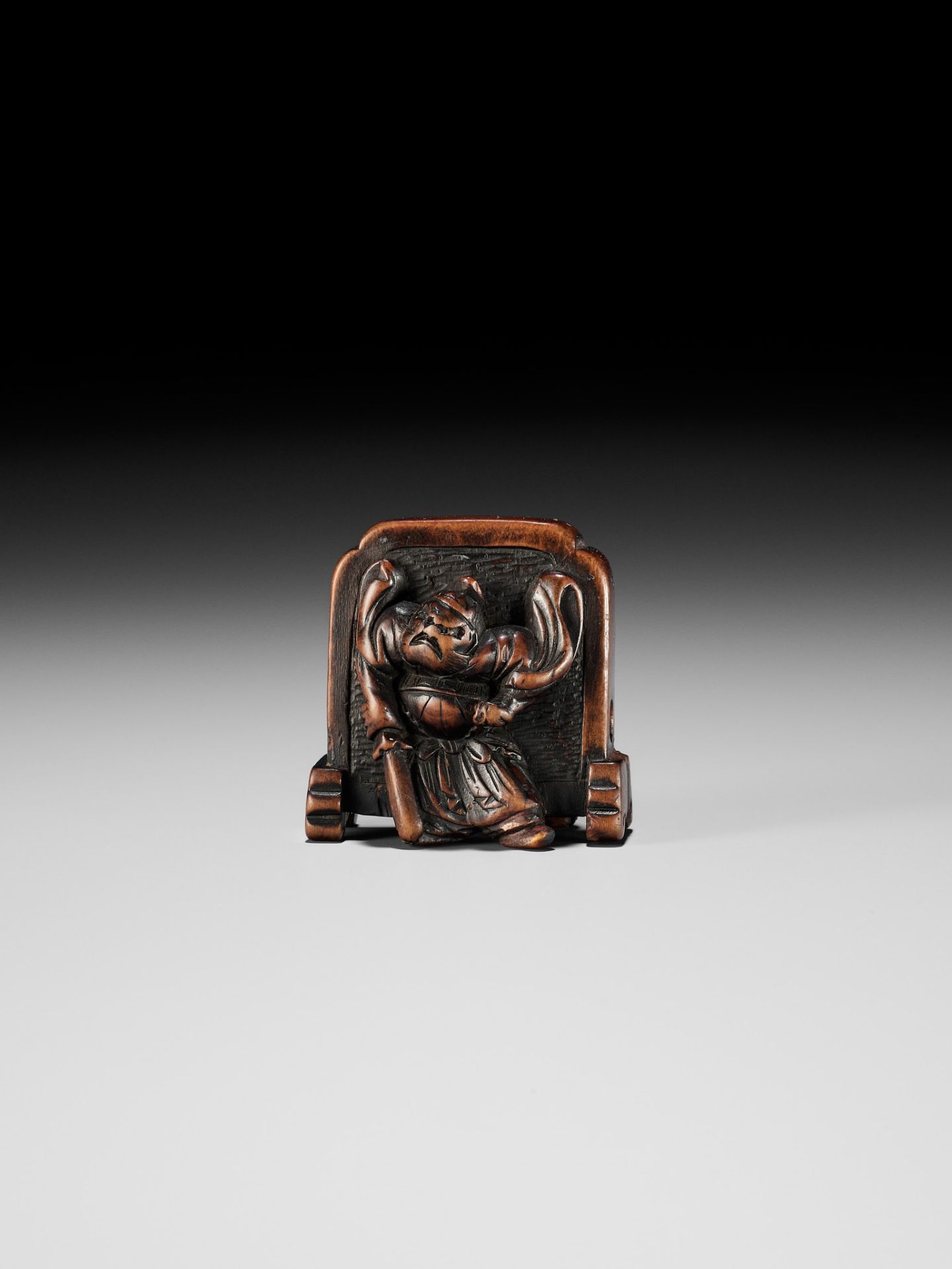 HIDEMASA: A HUMOROUS WOOD NETSUKE OF SHOKI AND ONI - Bild 5 aus 10