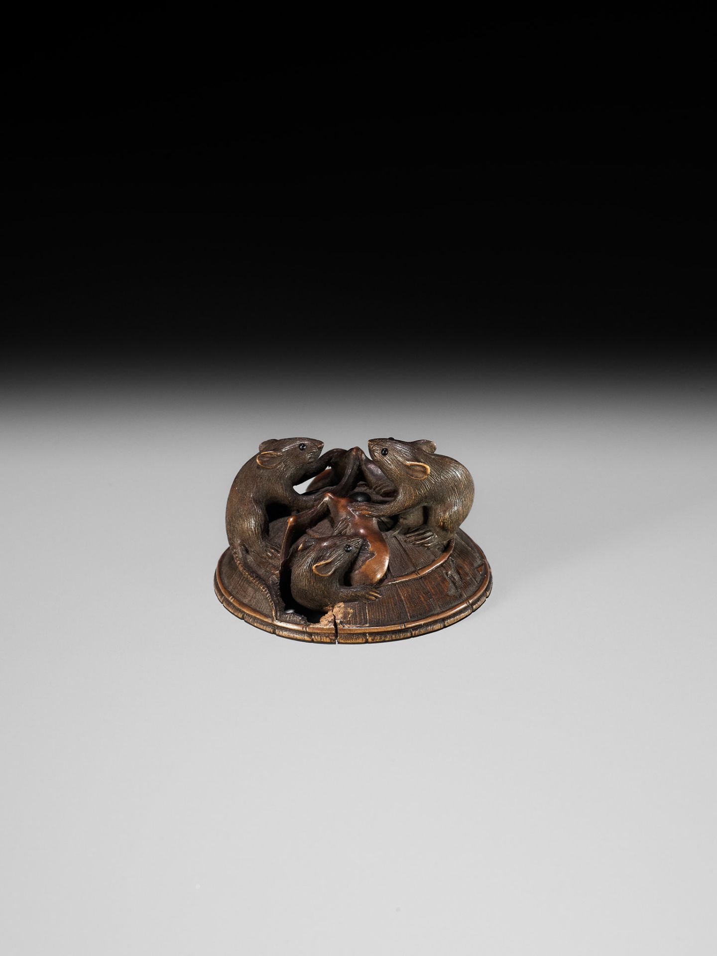 KEIGETSU: A WOOD NETSUKE OF RATS ON A STRAW HAT - Bild 2 aus 14