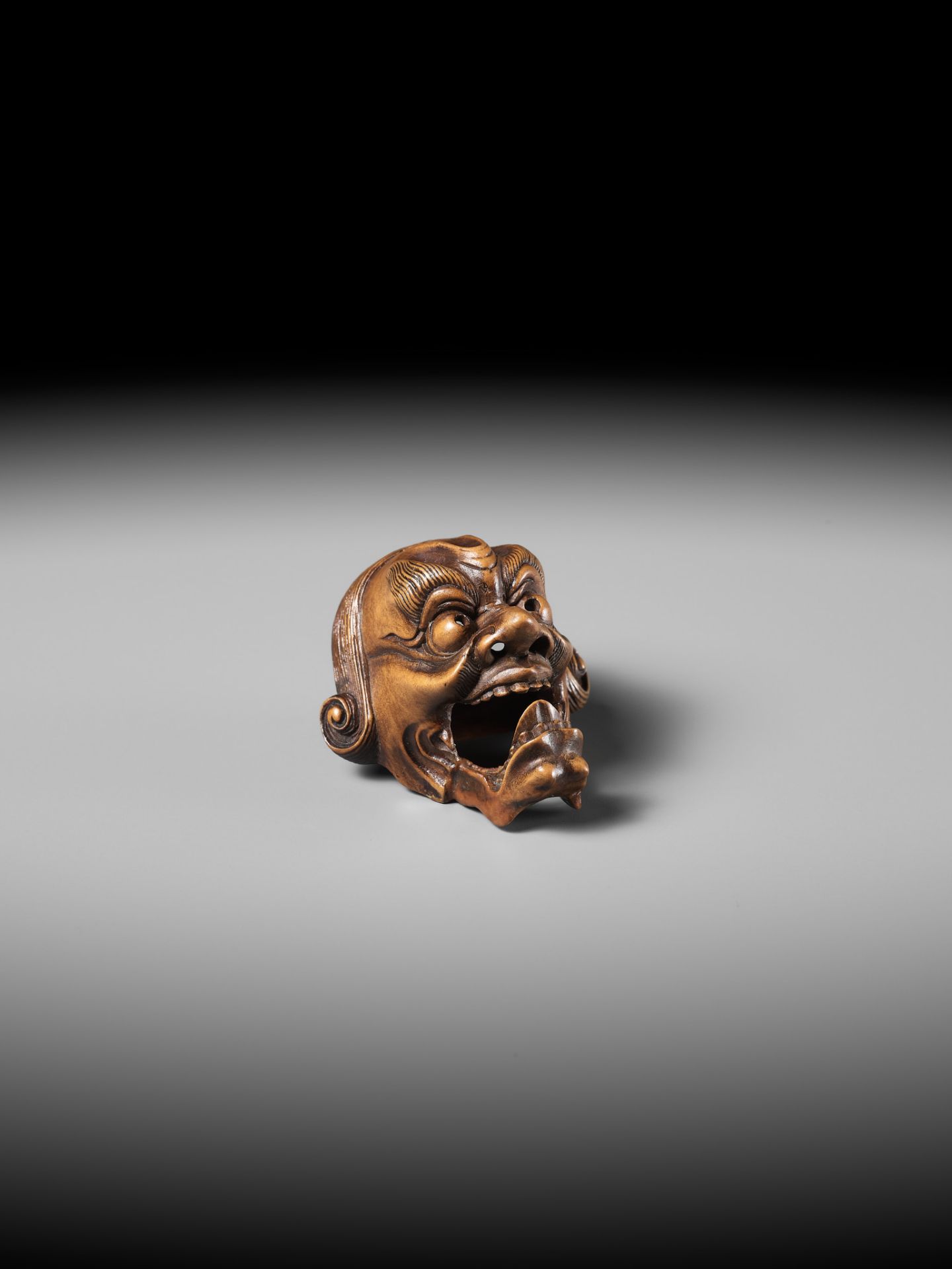 A PALE BOXWOOD KYOGEN MASK NETSUKE OF A GROTESQUE FOREIGNER, ATTRIBUTED TO KOKEISAI SANSHO - Bild 12 aus 14