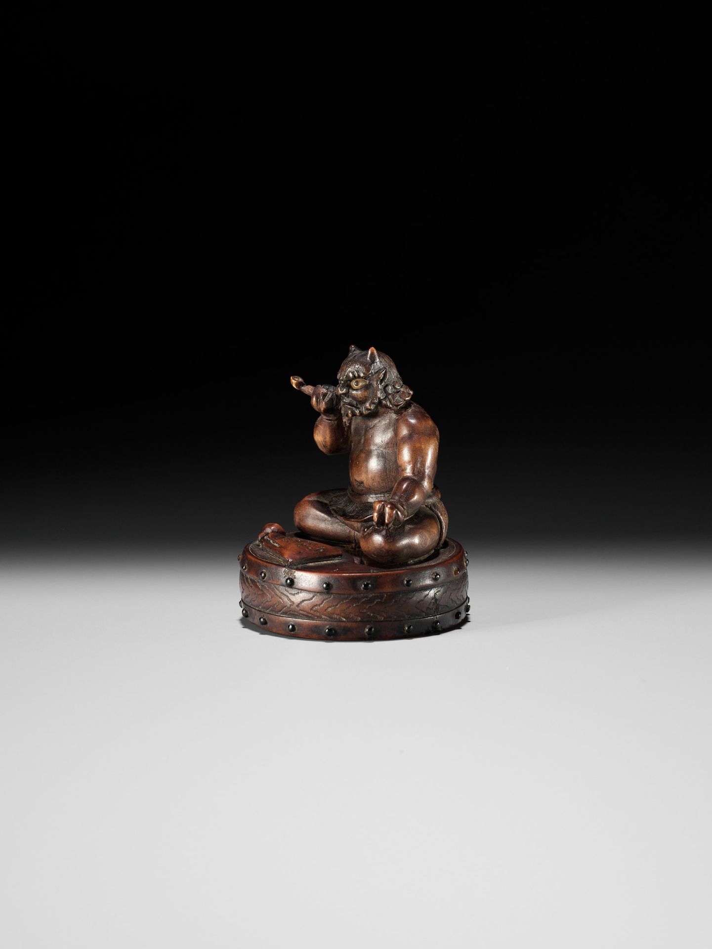 GYOKKOSAI: A HUMOROUS WOOD NETSUKE OF RAIJIN TAKING A SMOKE BREAK - Image 5 of 12