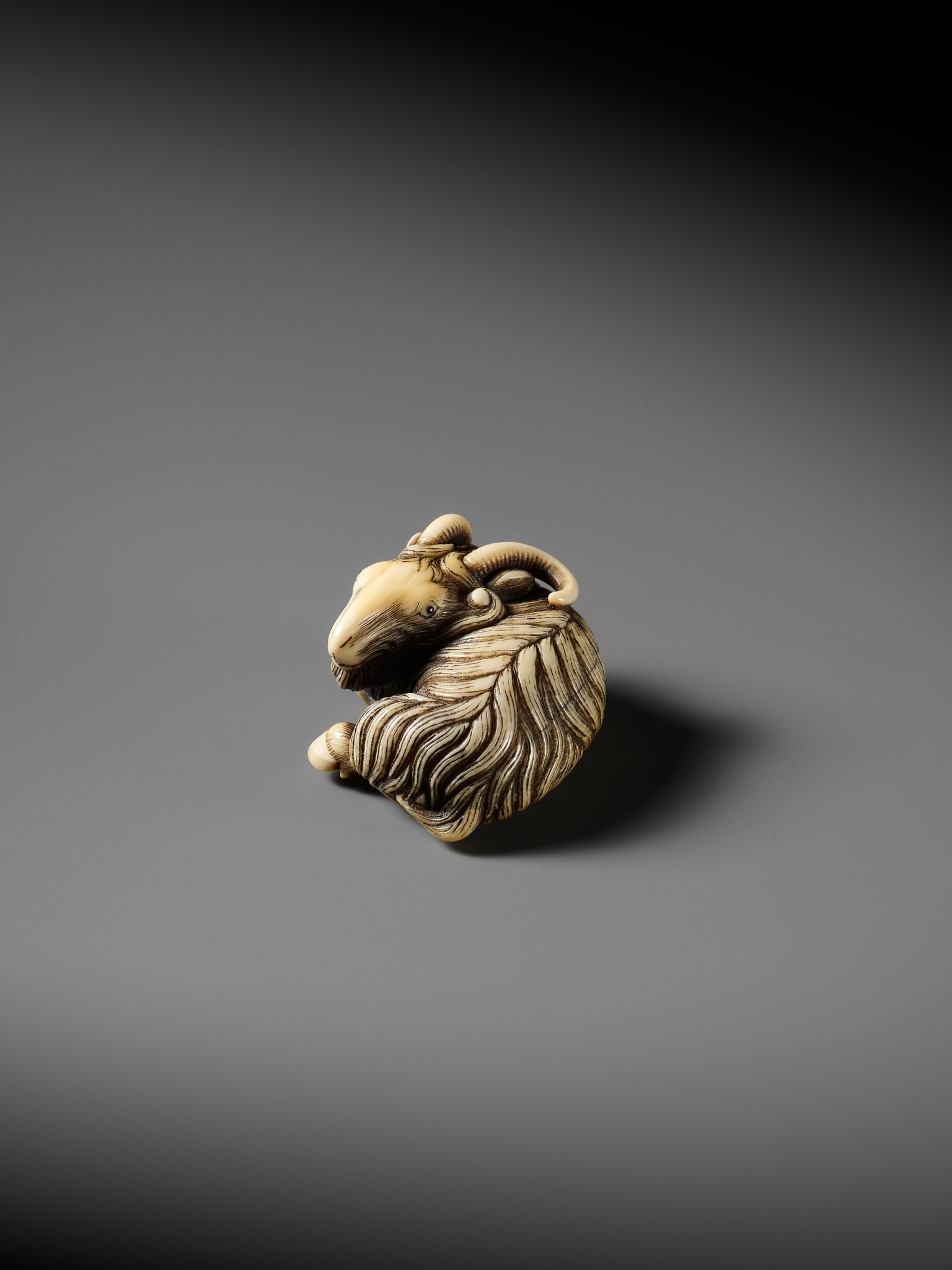 A FINE MARINE IVORY NETSUKE OF A RECLINING GOAT - Bild 2 aus 12