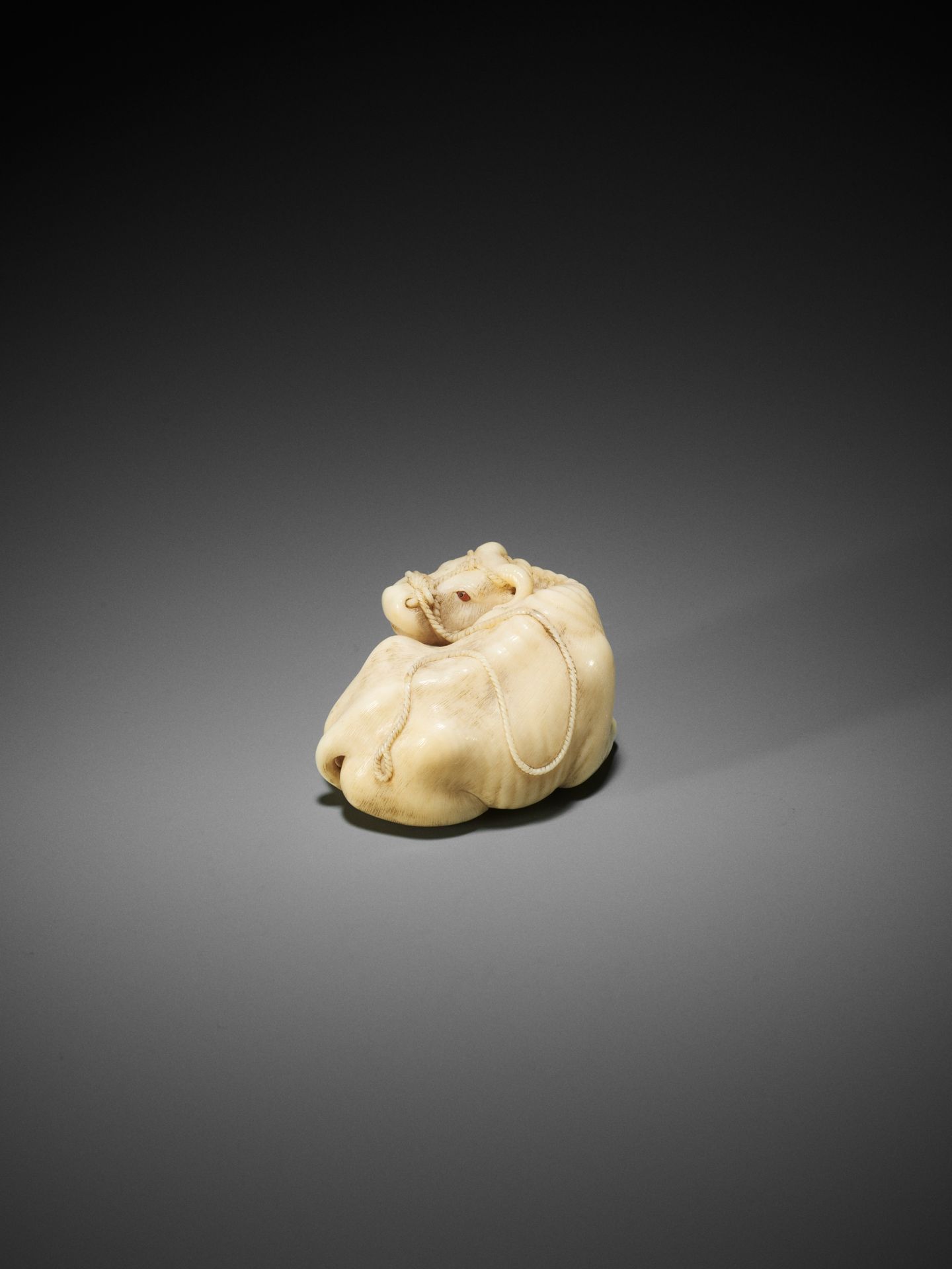 KAIGYOKUSAI MASATSUGU: A MASTERFUL AND IMPORTANT IVORY NETSUKE OF A RECUMBENT OX - Image 24 of 30