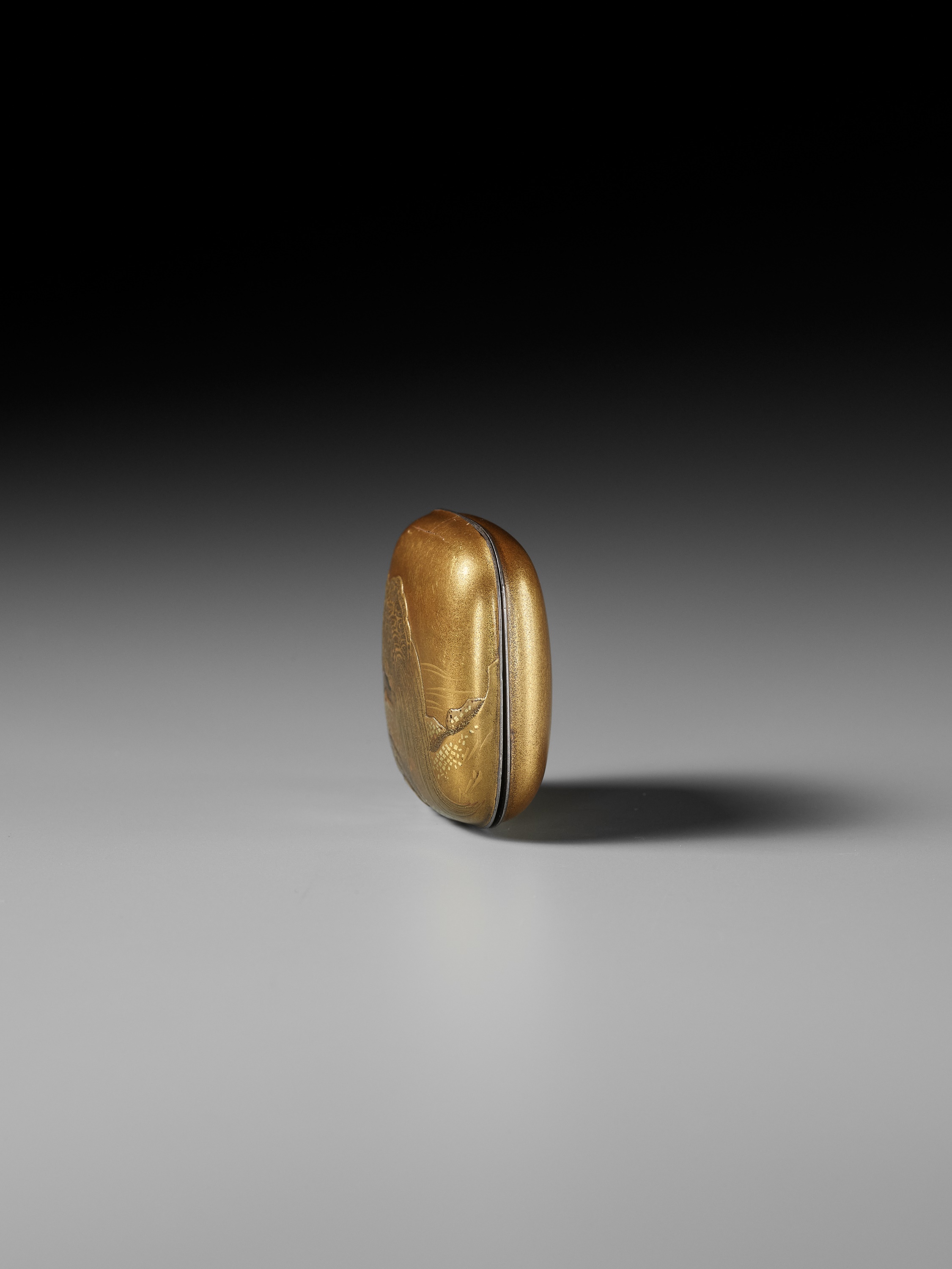 KOJU: A FINE GOLD LACQUER MANJU NETSUKE WITH MINOGAME ON ROCK - Bild 3 aus 10