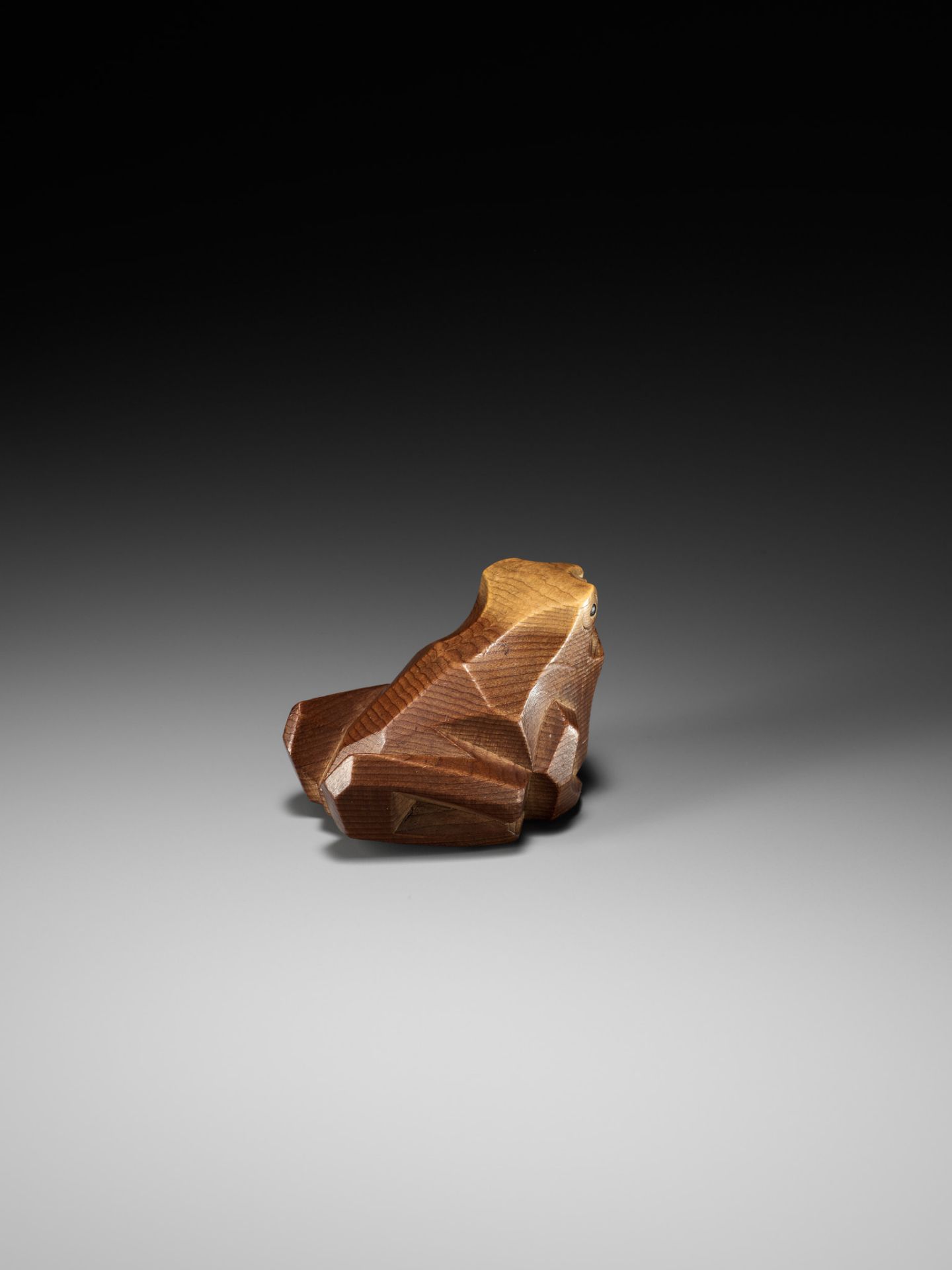 SUKESADA: A RARE ITTOBORI YEW WOOD NETSUKE OF A CROUCHING FROG - Bild 6 aus 11