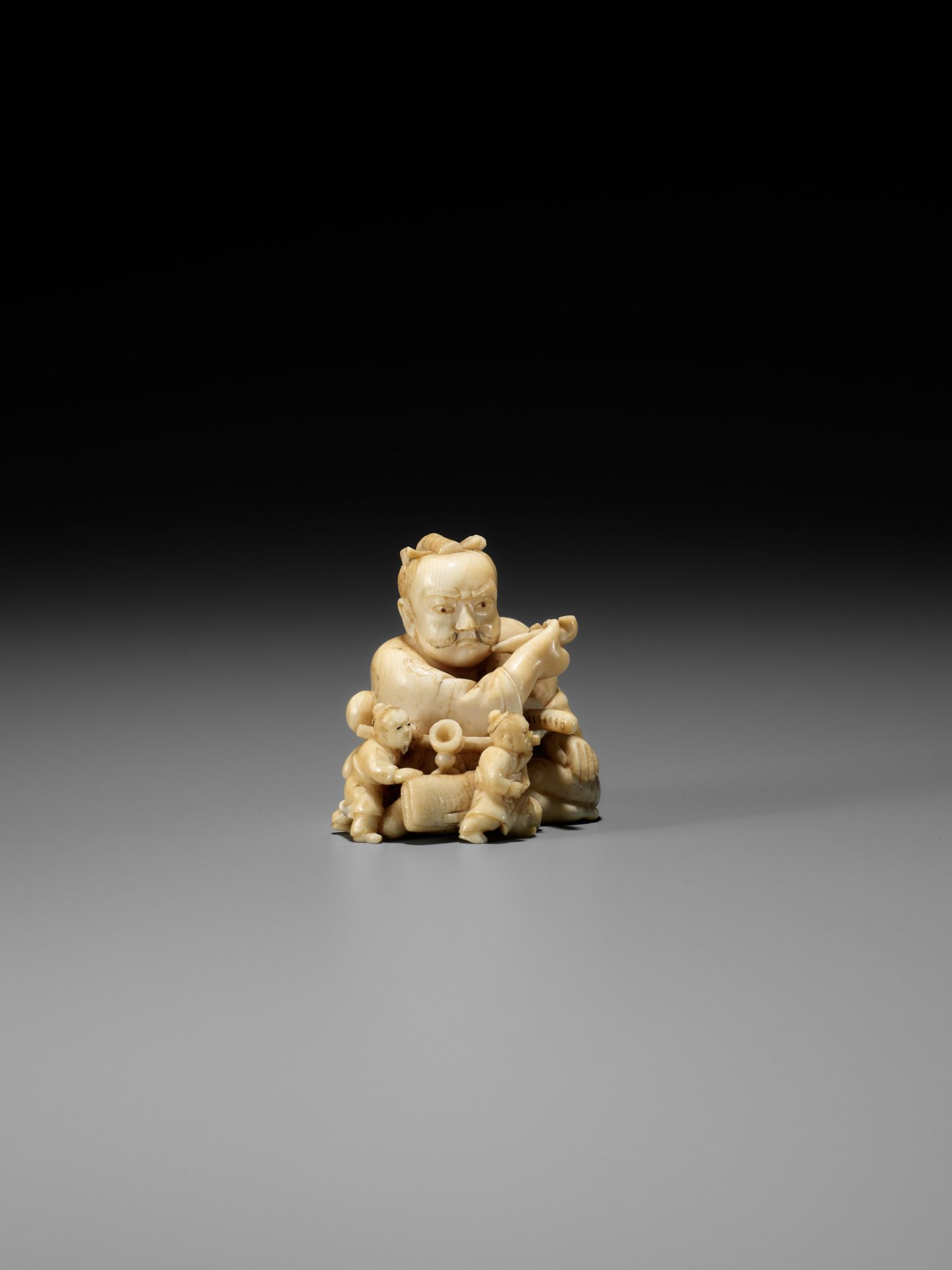 IKKOSAI: A VERY RARE IVORY NETSUKE OF WASOBEI IN THE LAND OF LILLIPUT - Bild 4 aus 13