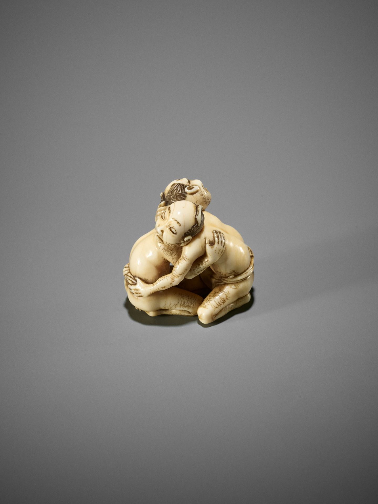 DORAKU: A SUPERB IVORY NETSUKE OF TWO WRESTLING DRUNKS - Bild 12 aus 23