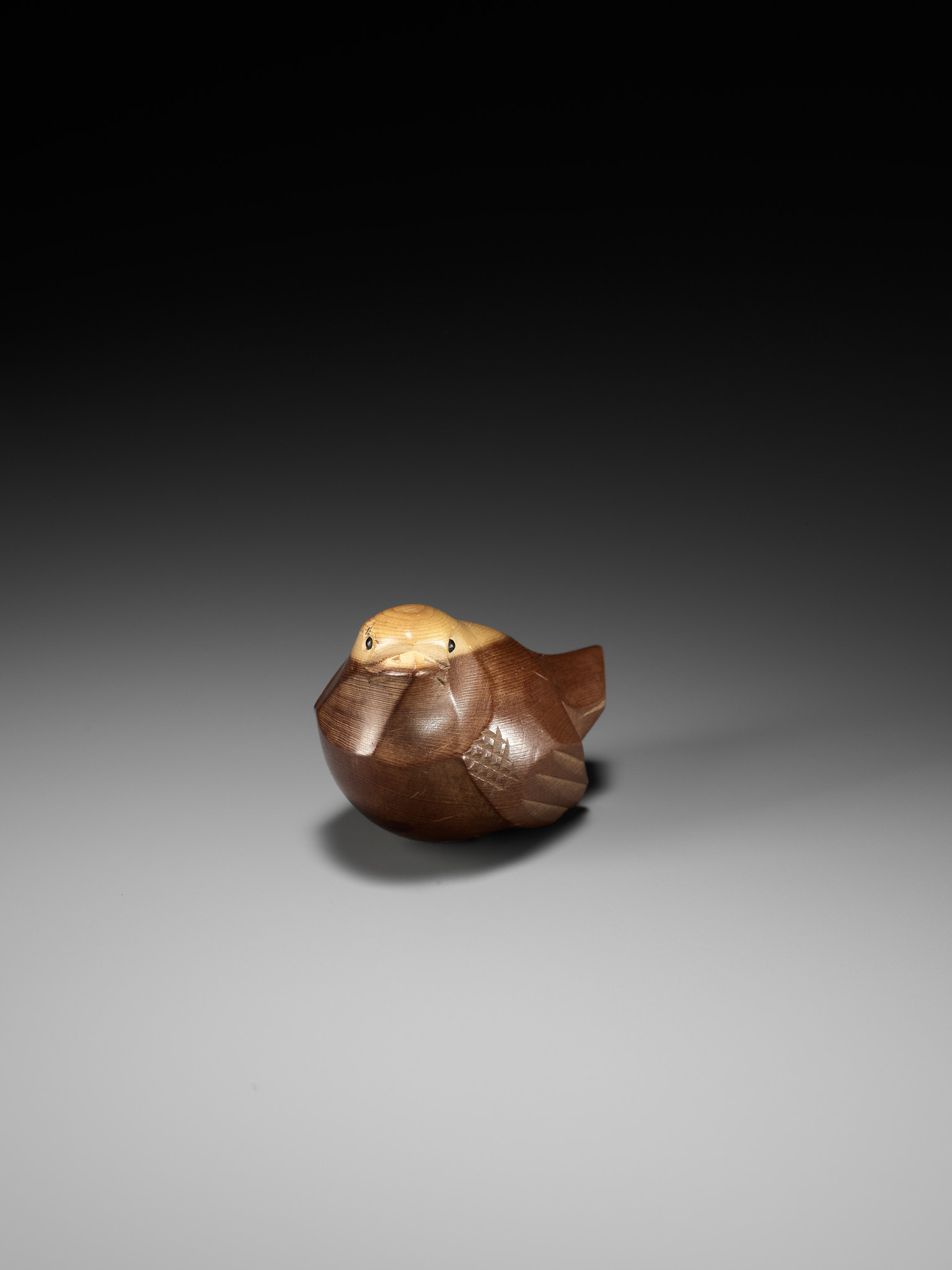 SUKENAO: A CHARMING HIDA SCHOOL ITTOBORI YEW WOOD NETSUKE OF A CHIDORI (PLOVER) - Image 8 of 11