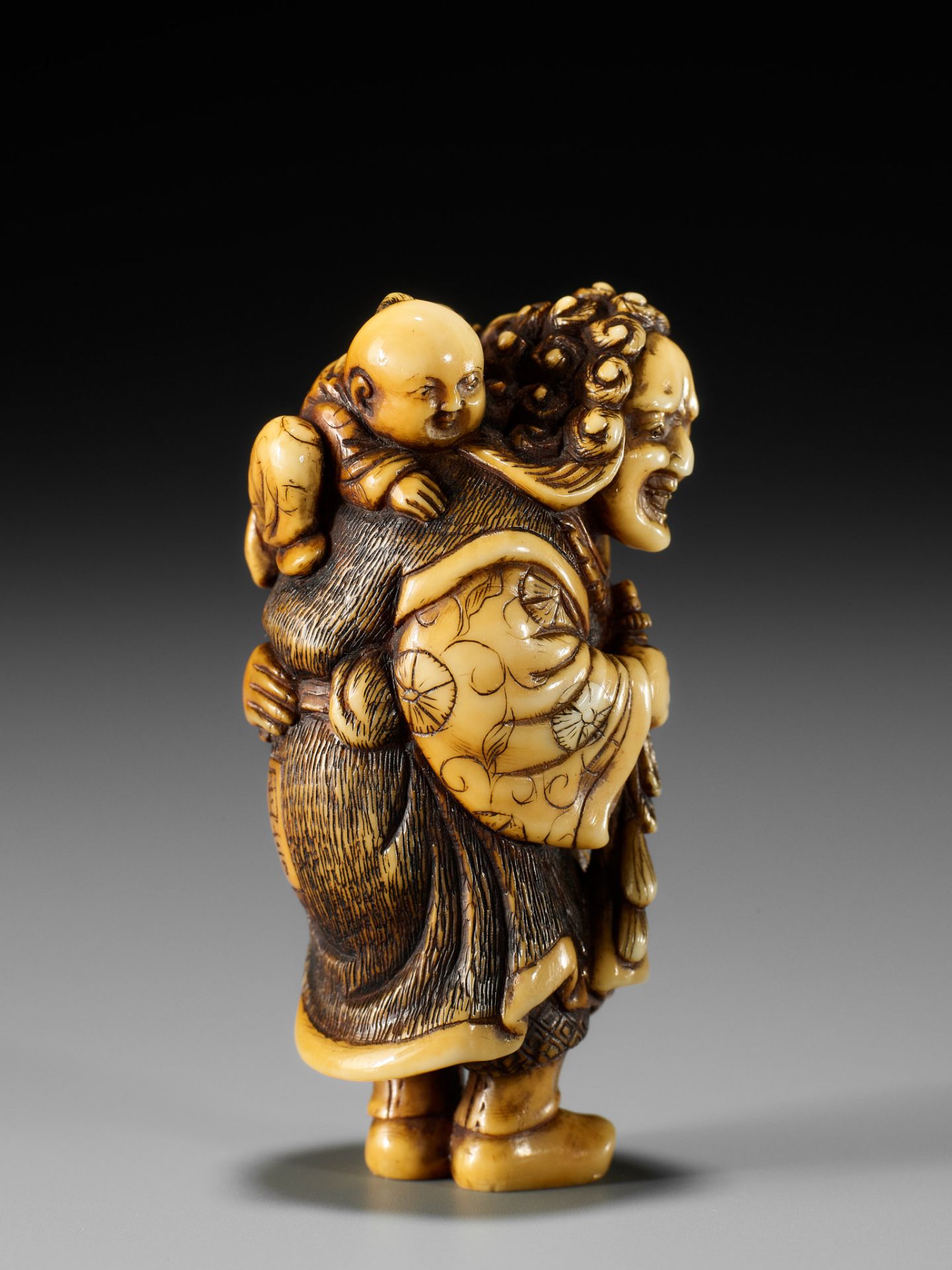 OKAKOTO: A FINE IVORY NETSUKE OF A DUTCHMAN WITH CHILD - Image 4 of 14