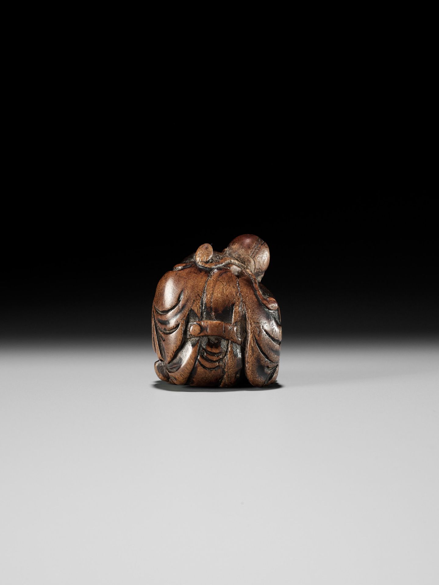 AN OLD WOOD NETSUKE OF A CHINESE SCHOLAR - Image 6 of 9