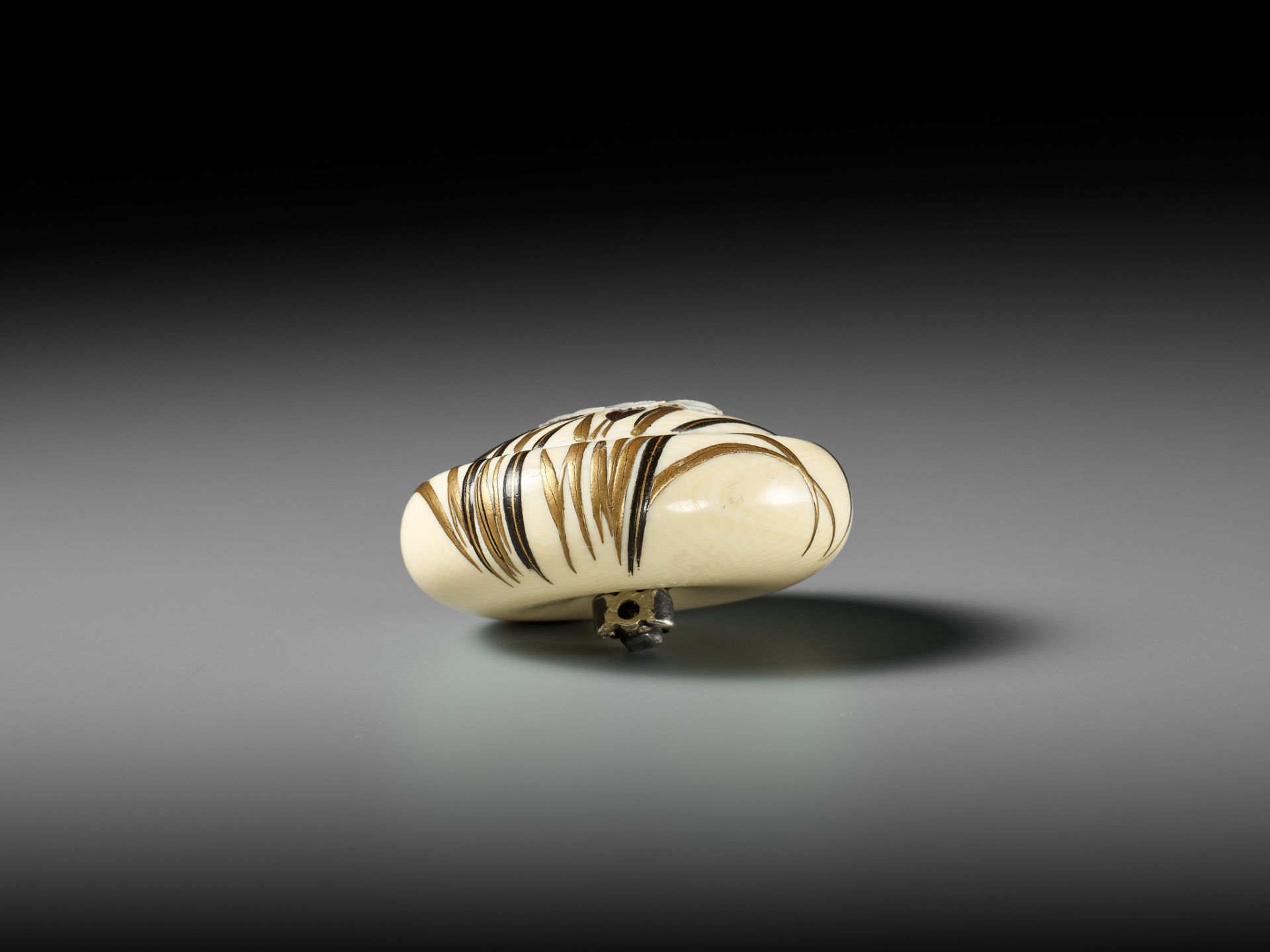 A FINE AND LARGE INLAID IVORY MANJU NETSUKE DEPICTING IRISES (SHOBU) - Image 10 of 11