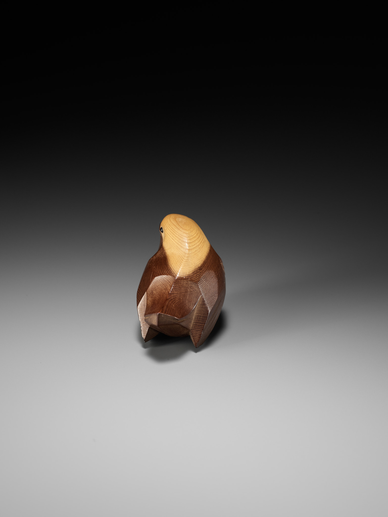 SUKENAO: A CHARMING HIDA SCHOOL ITTOBORI YEW WOOD NETSUKE OF A CHIDORI (PLOVER) - Image 5 of 11