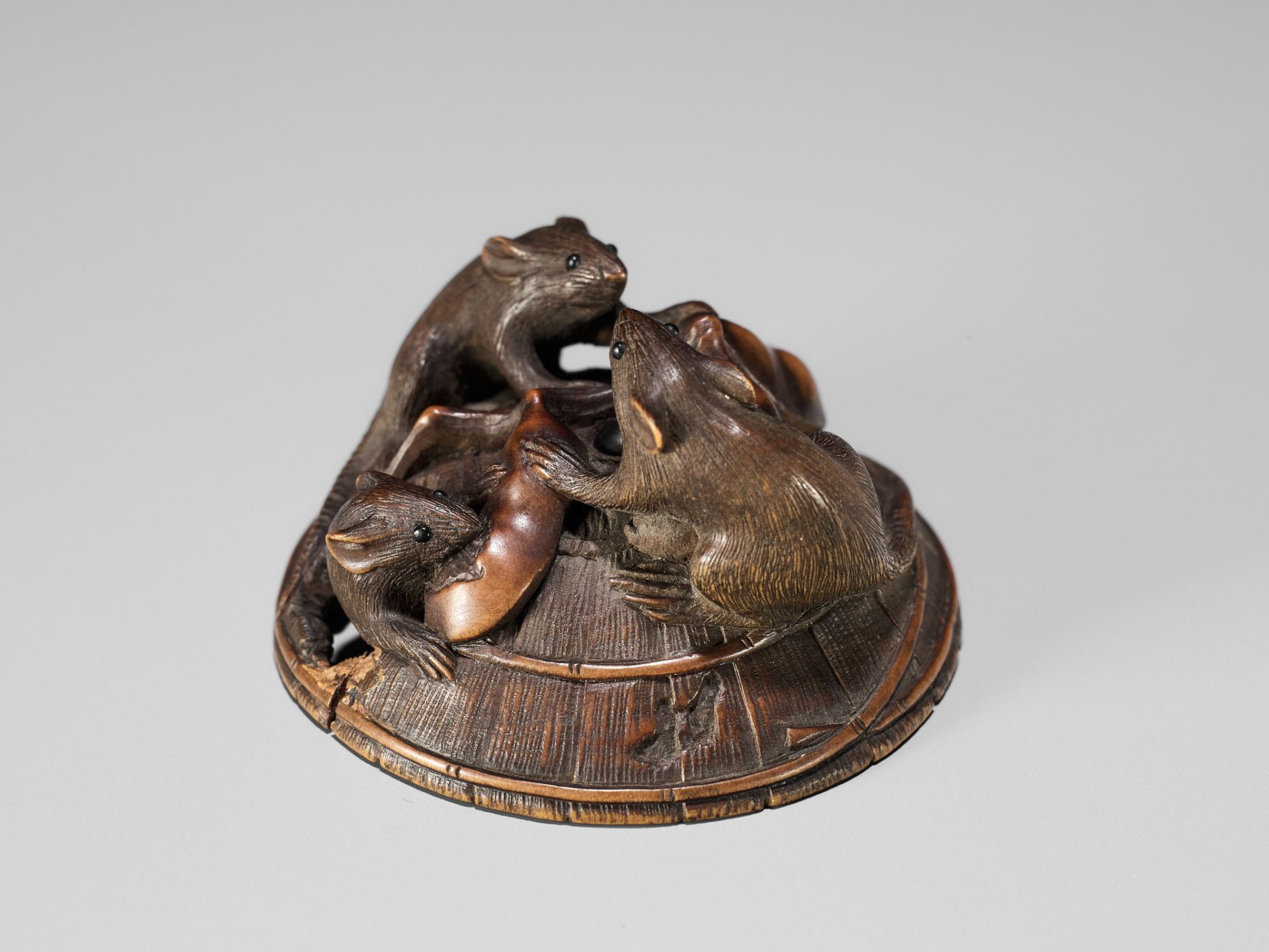 KEIGETSU: A WOOD NETSUKE OF RATS ON A STRAW HAT - Bild 13 aus 14