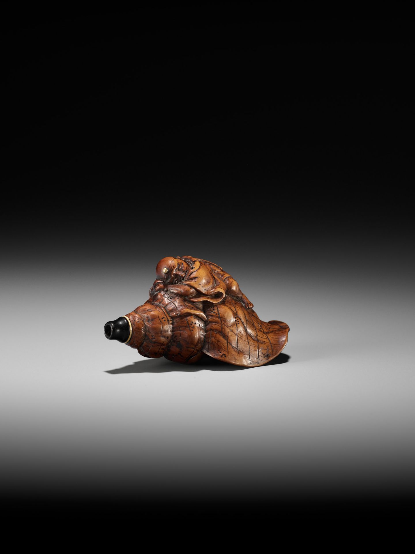 A WOOD NETSUKE OF BENKEI SLEEPING ON A CONCH (HORAGAI) - Bild 5 aus 10