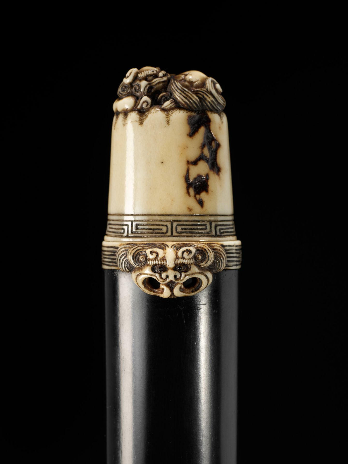 A FINE EBONY AND ANTLER KISERUZUTSU WITH SHISHI, ATTRIBUTED TO RENSAI - Image 3 of 7