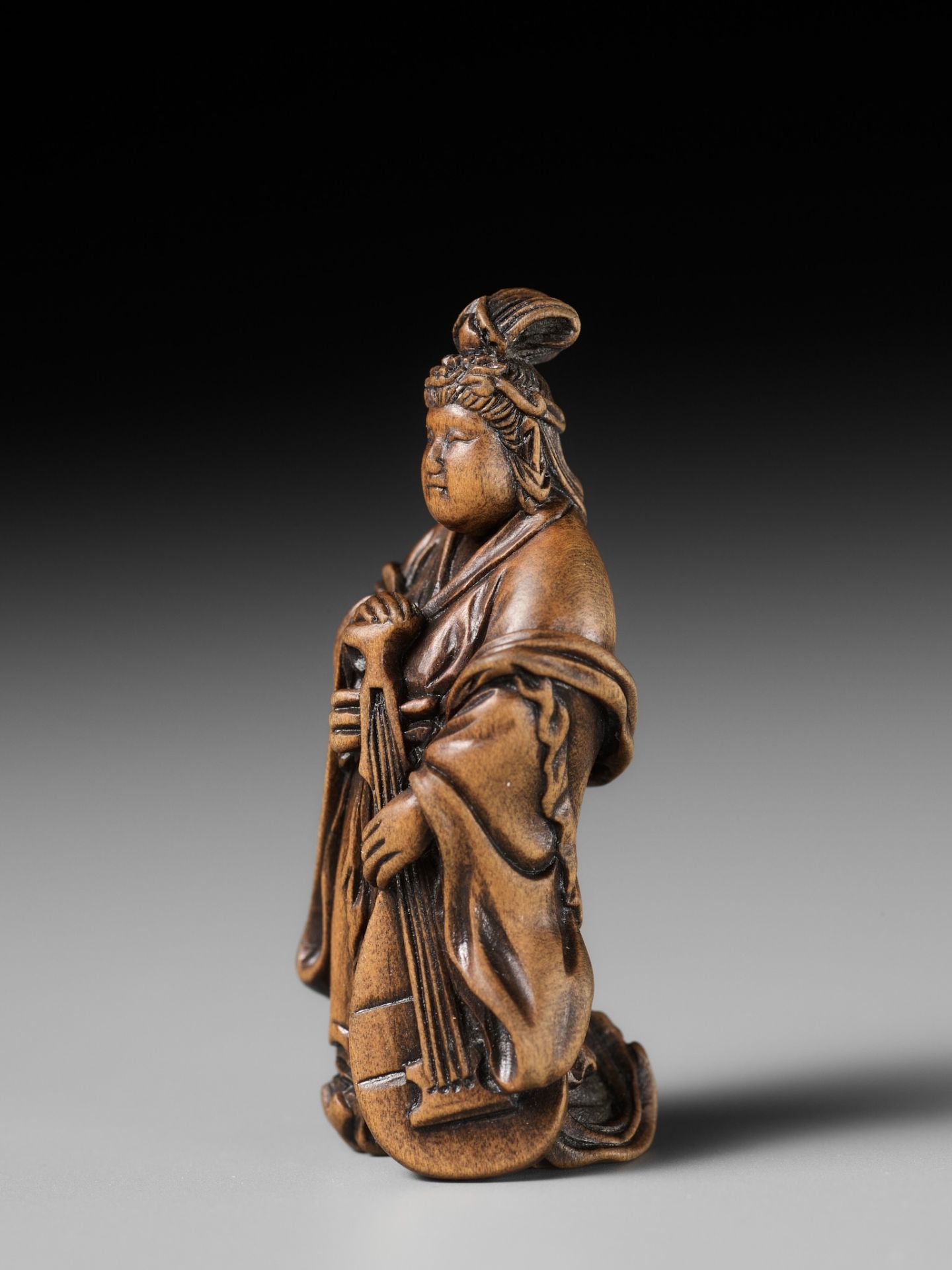 SETTEI: A VERY FINE MINIATURE WOOD NETSUKE OF BENTEN HOLDING A BIWA - Bild 4 aus 14