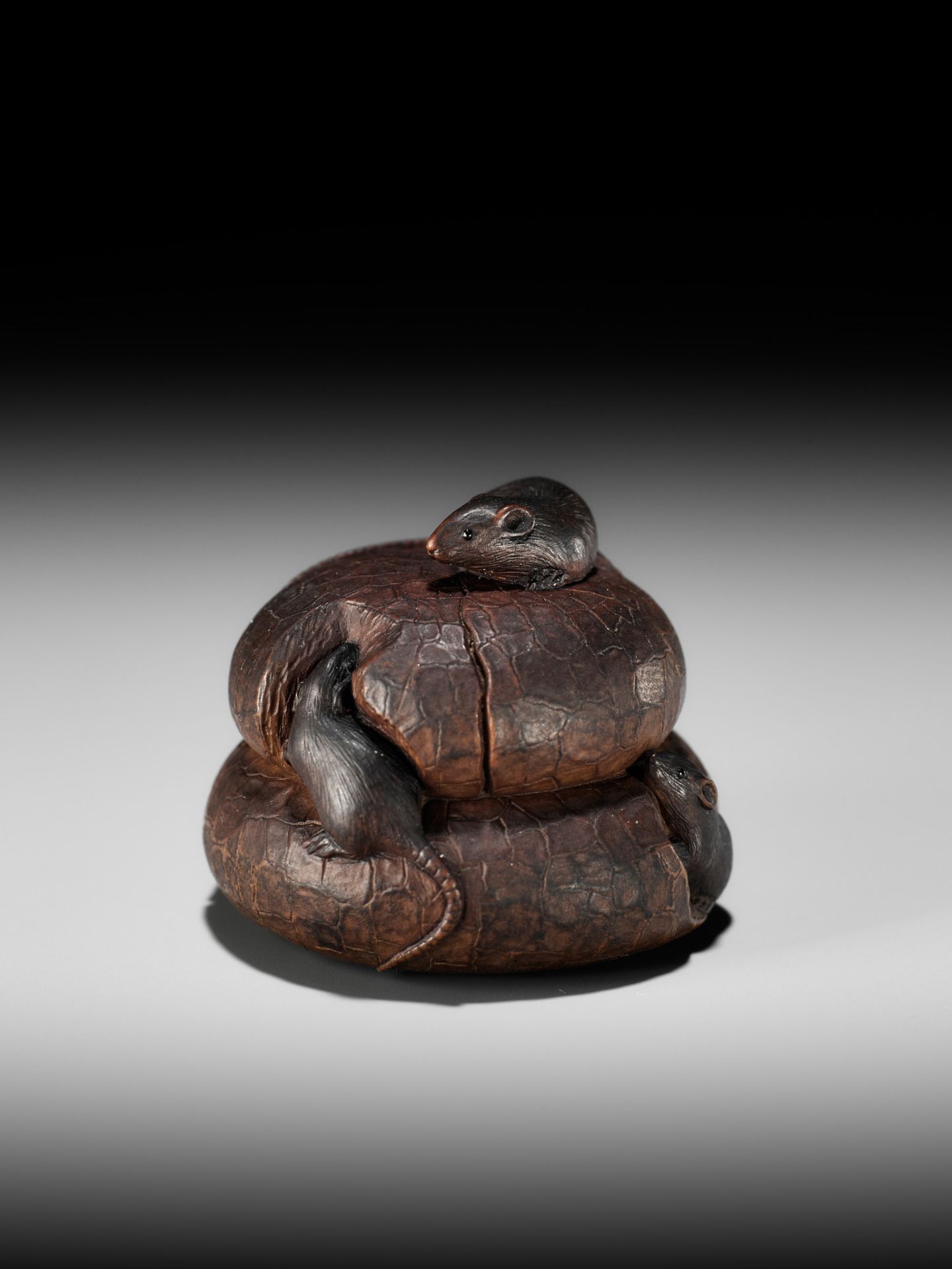 TADASHIGE: A FINE WOOD NETSUKE OF THREE RATS NIBBLING ON KAGAMI MOCHI - Bild 10 aus 12