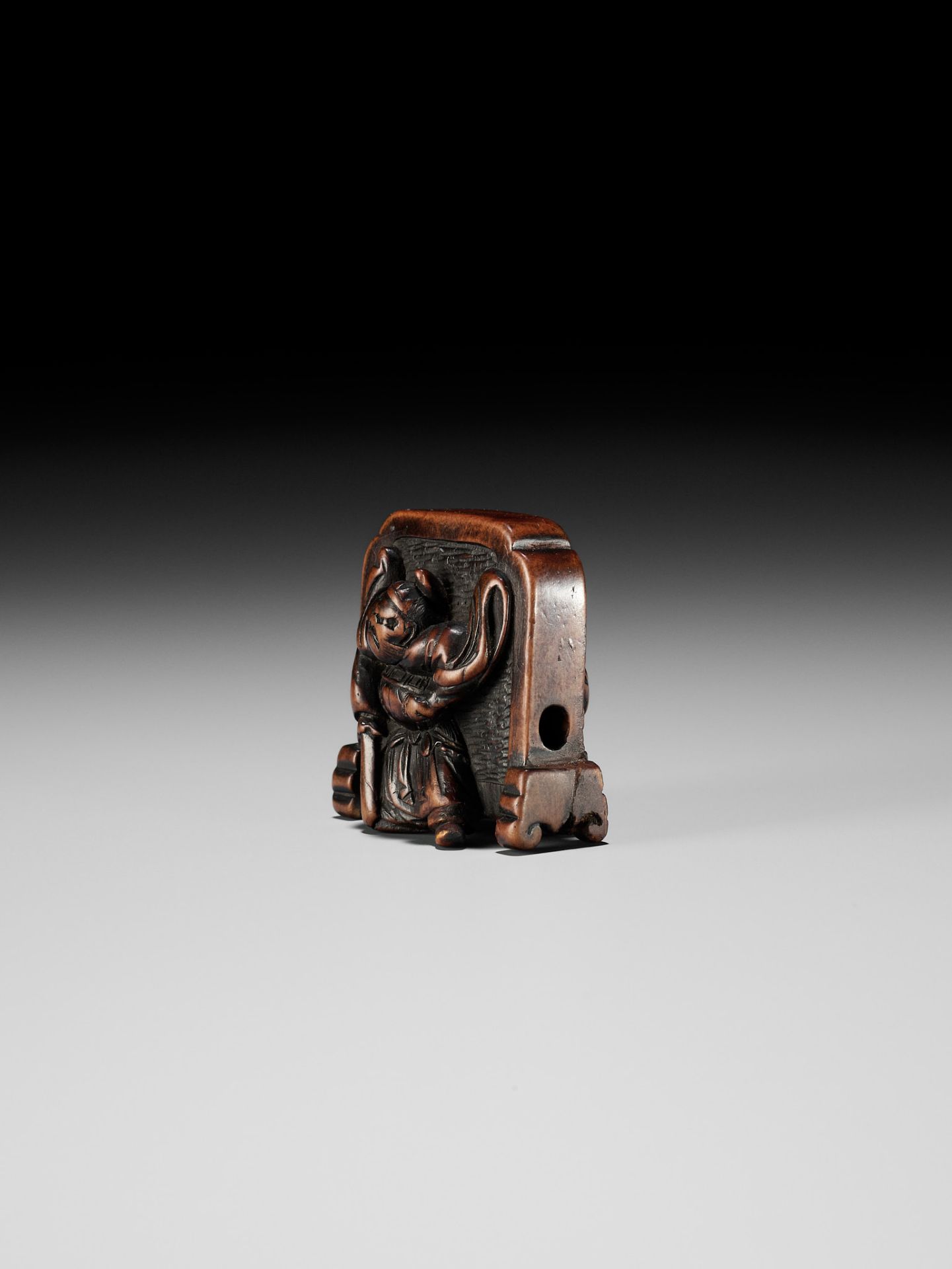 HIDEMASA: A HUMOROUS WOOD NETSUKE OF SHOKI AND ONI - Bild 8 aus 10