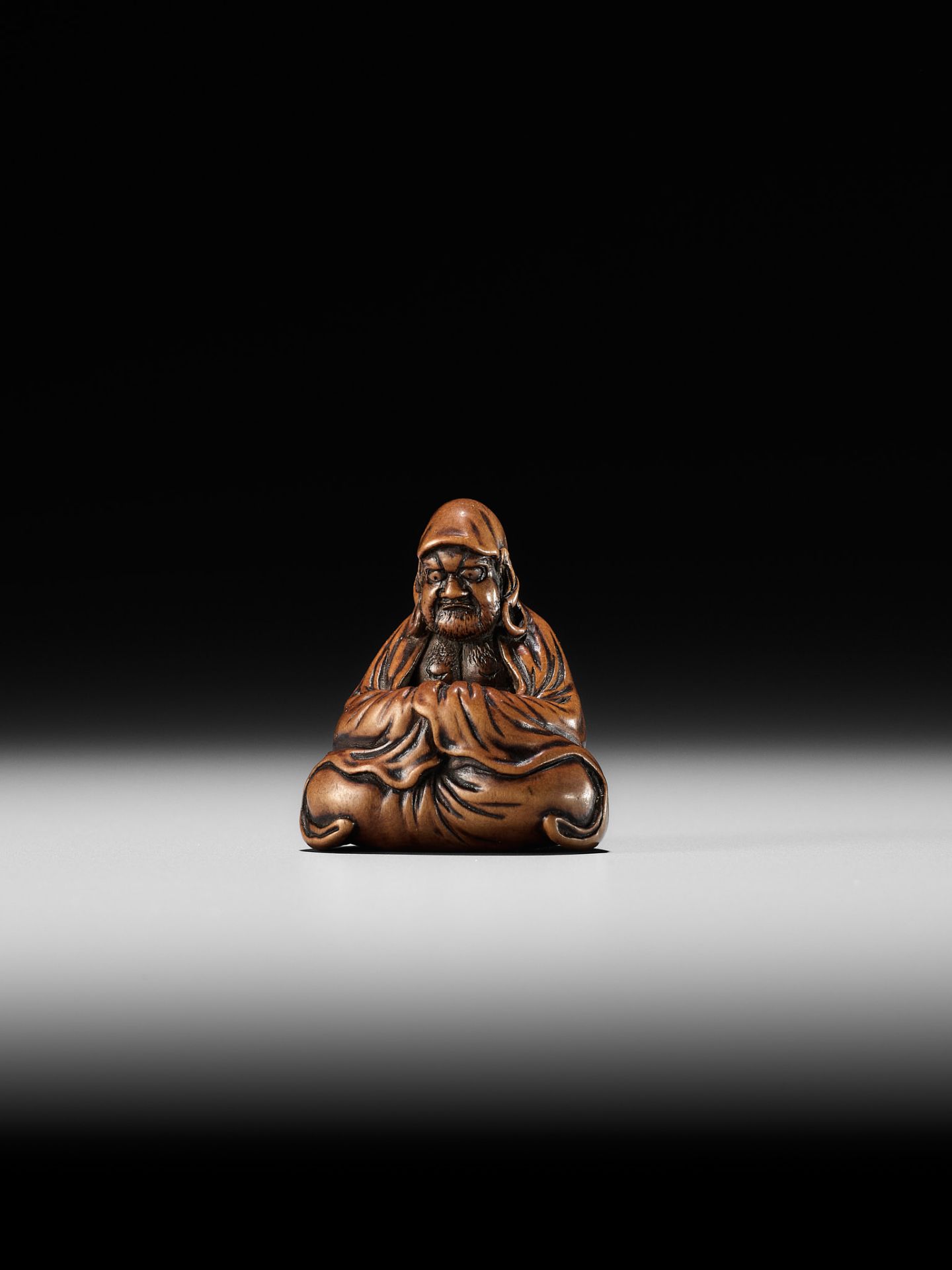 MINKOKU: A SUPERB WOOD NETSUKE OF DARUMA - Bild 7 aus 14