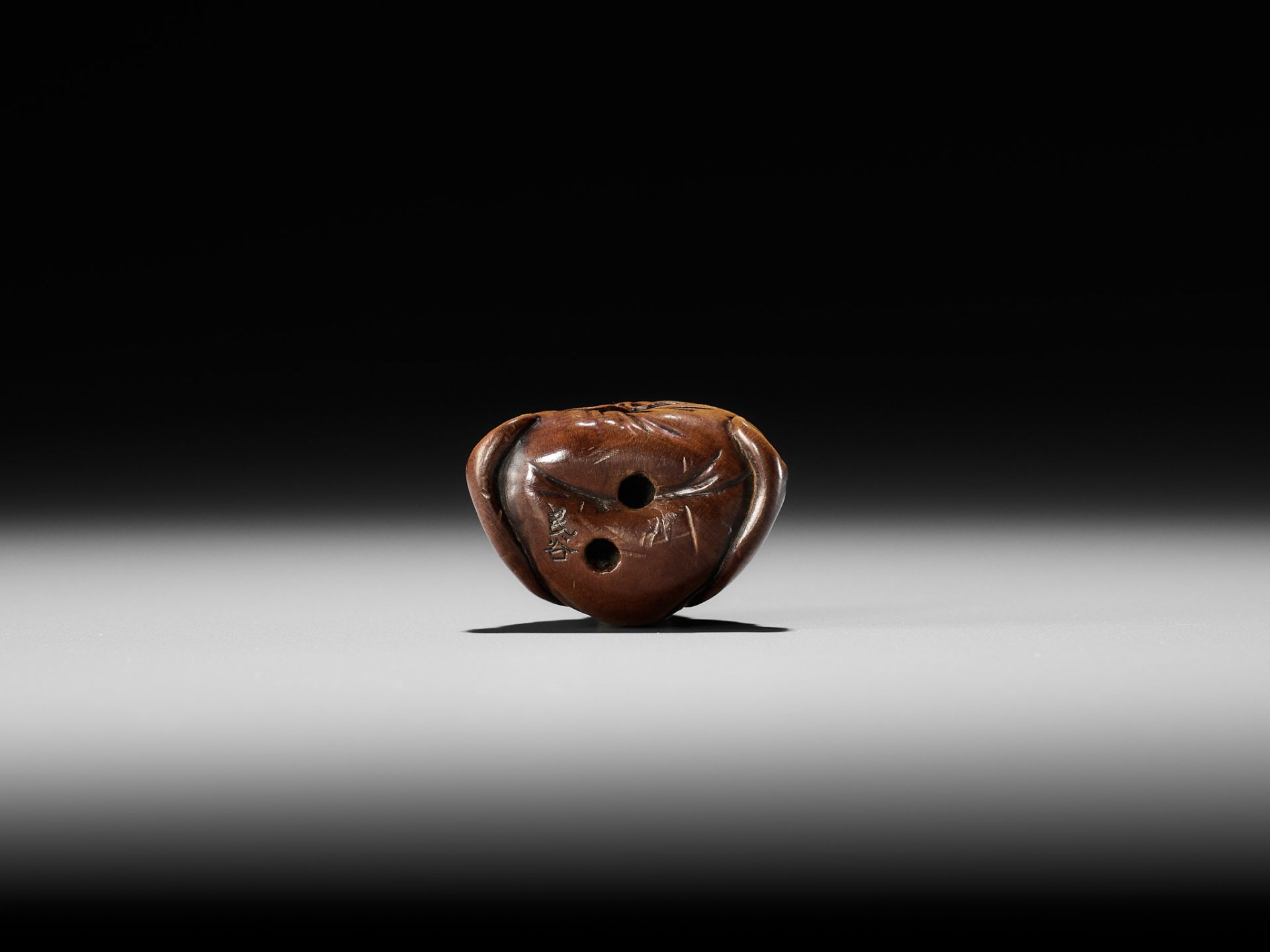 MINKOKU: A SUPERB WOOD NETSUKE OF DARUMA - Bild 13 aus 14