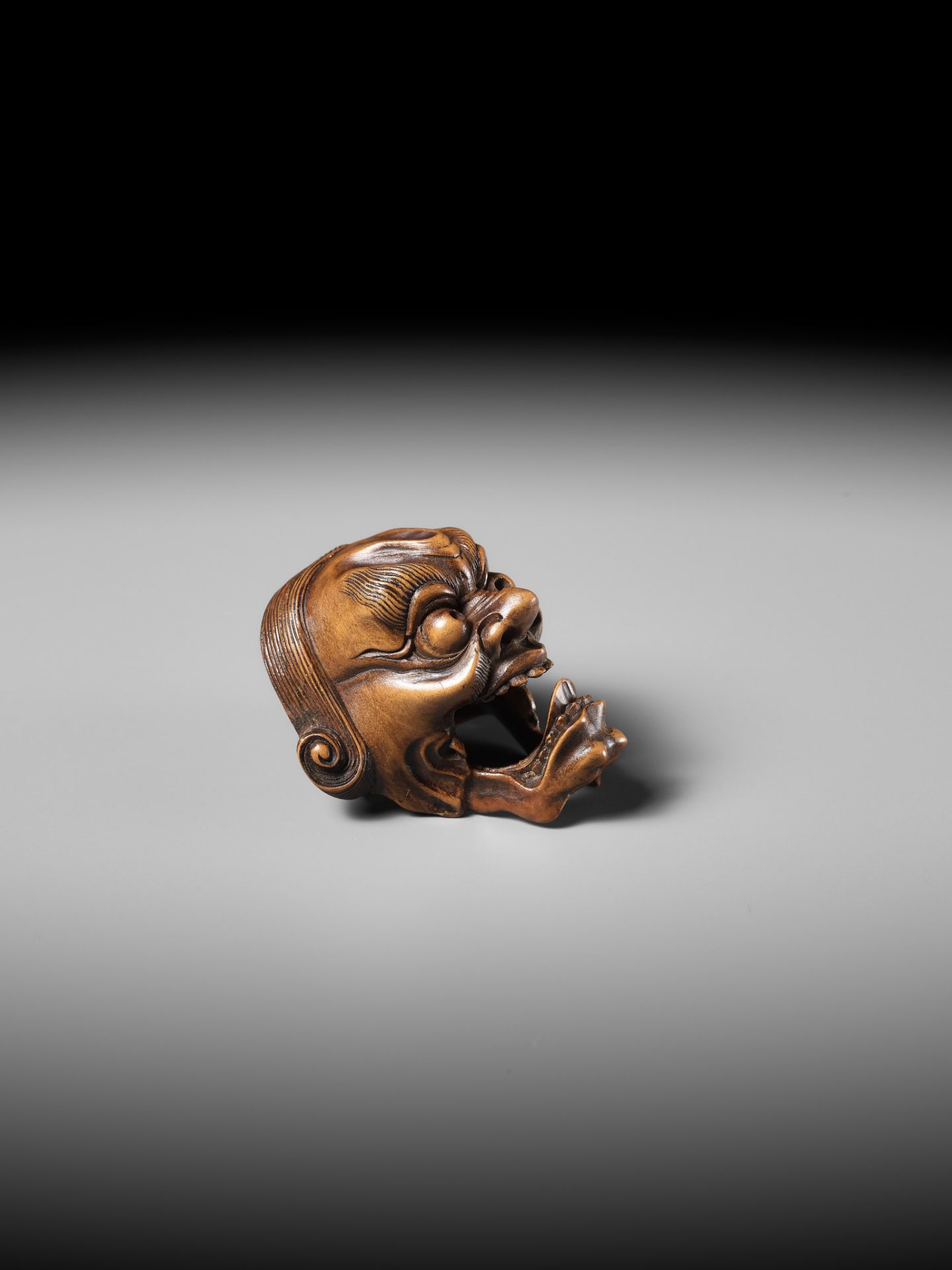 A PALE BOXWOOD KYOGEN MASK NETSUKE OF A GROTESQUE FOREIGNER, ATTRIBUTED TO KOKEISAI SANSHO - Bild 13 aus 14