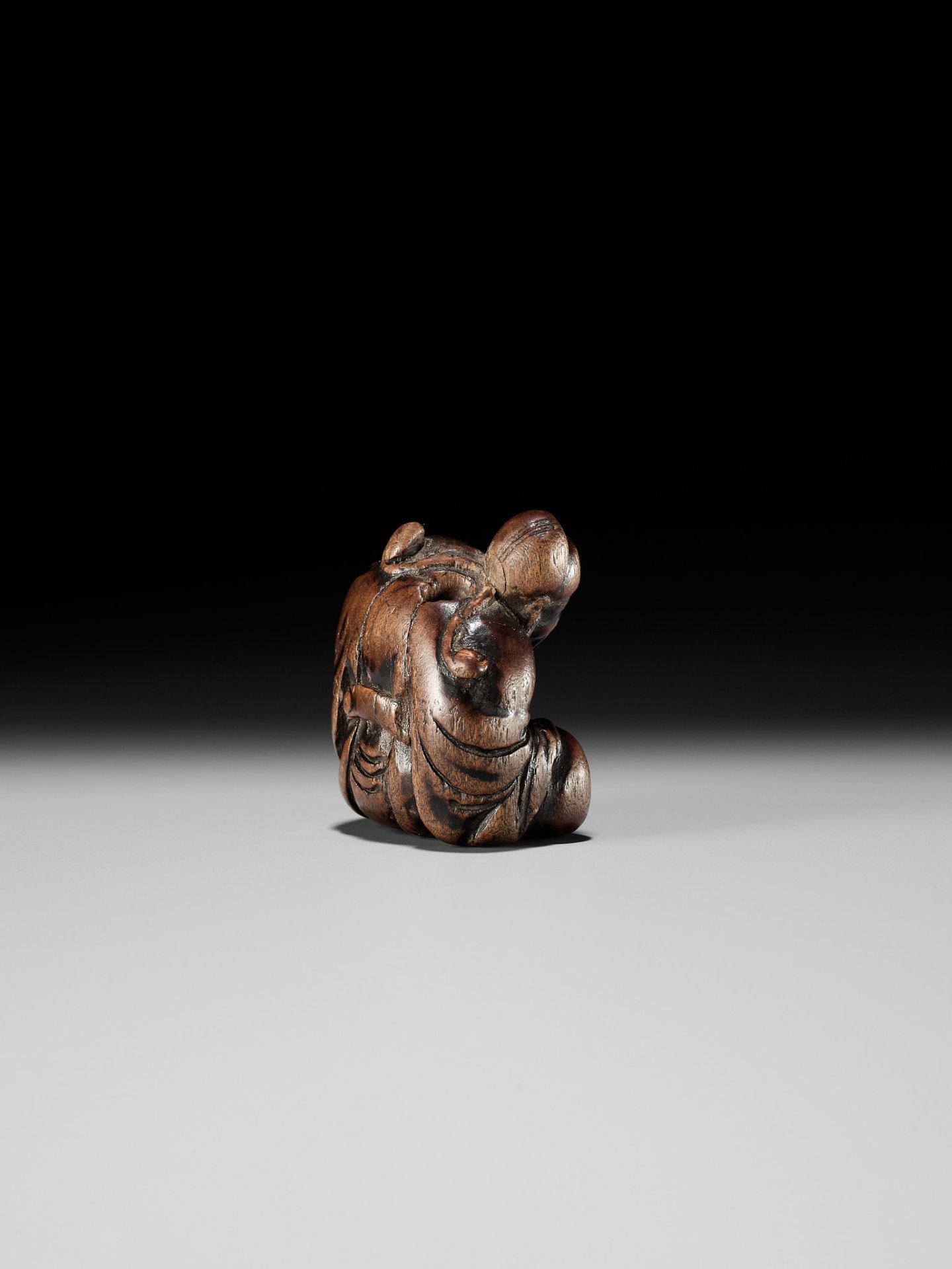 AN OLD WOOD NETSUKE OF A CHINESE SCHOLAR - Image 7 of 9