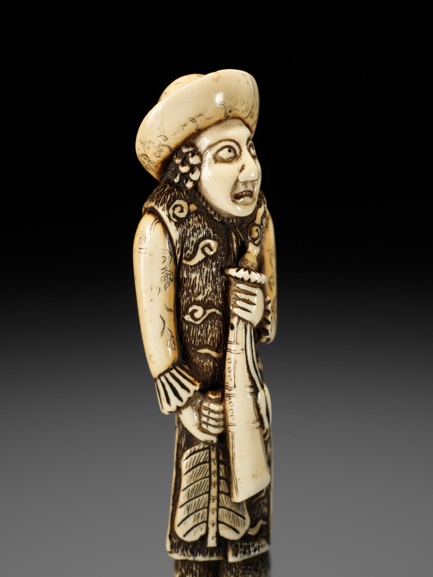 A SUPERB AND LARGE IVORY NETSUKE OF A DUTCHMAN WITH A TRUMPET - Bild 16 aus 21
