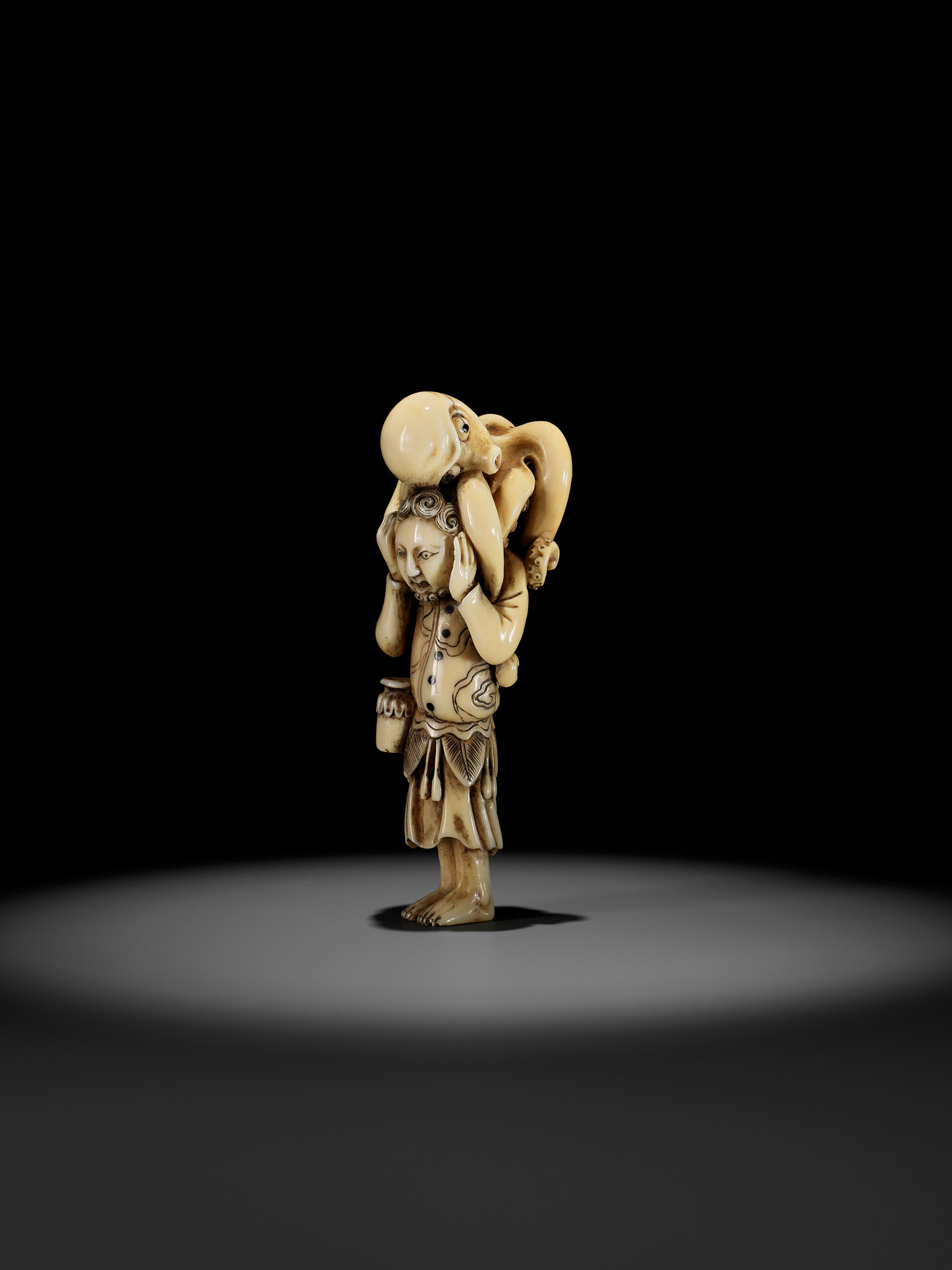 A RARE IVORY NETSUKE OF A DUTCHMAN WITH AN OCTOPUS - Image 7 of 13