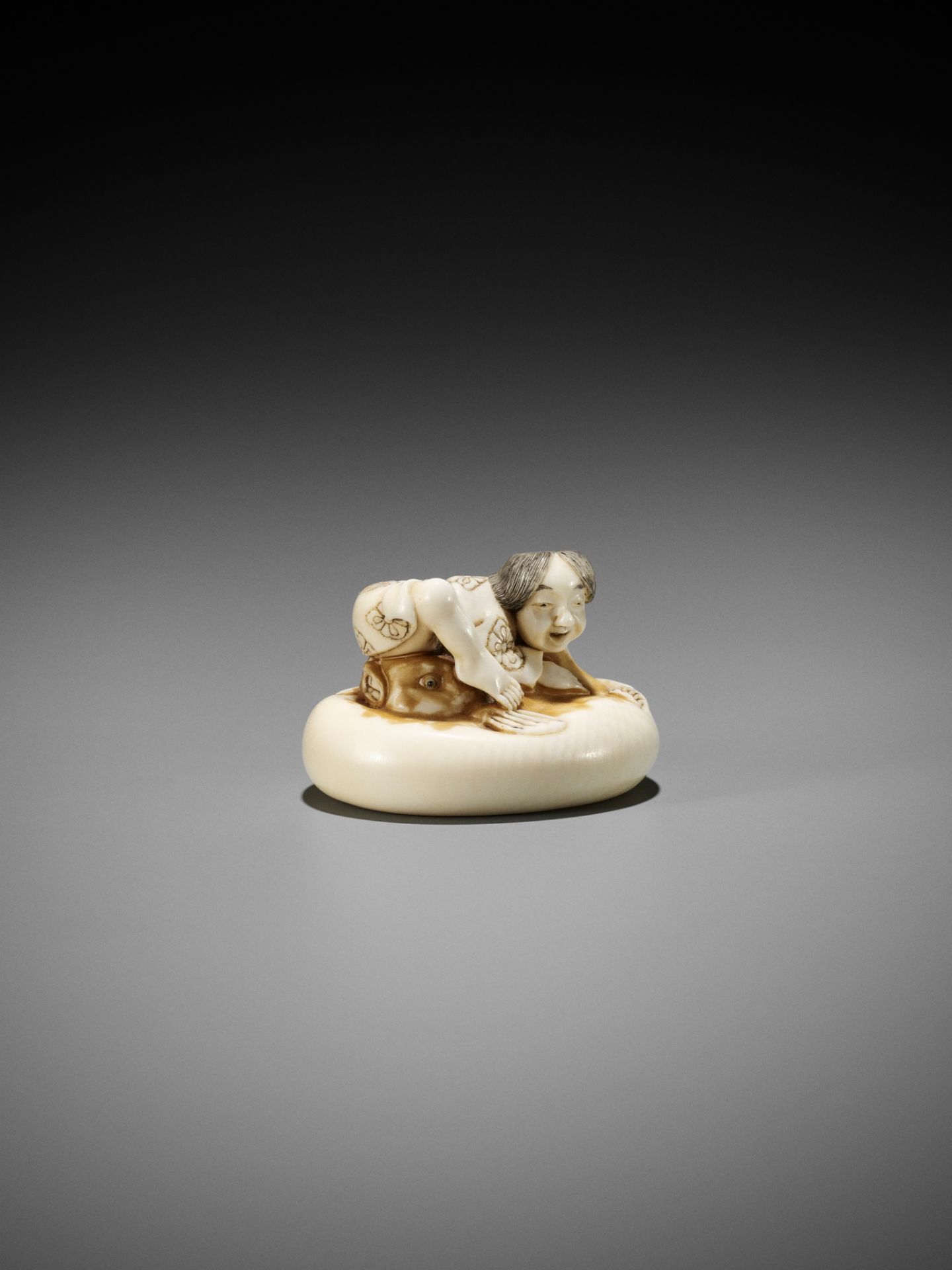 ISHIKAWA RENSAI: A SUPERB IVORY NETSUKE OF A FISHERMAN SUBDUING A FUGU (BLOWFISH) - Bild 11 aus 16