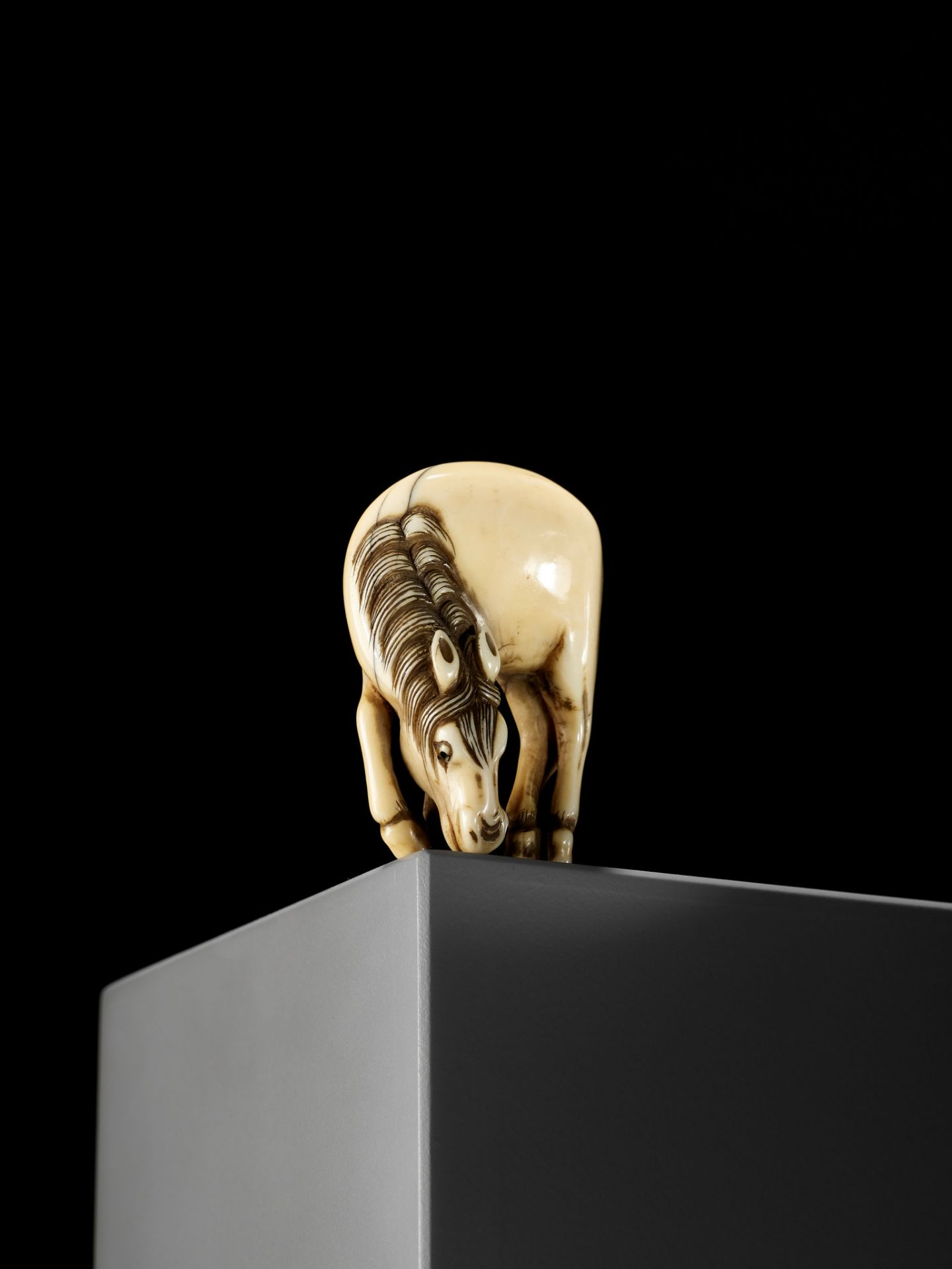 A FINE IVORY NETSUKE OF A GRAZING HORSE - Bild 11 aus 13