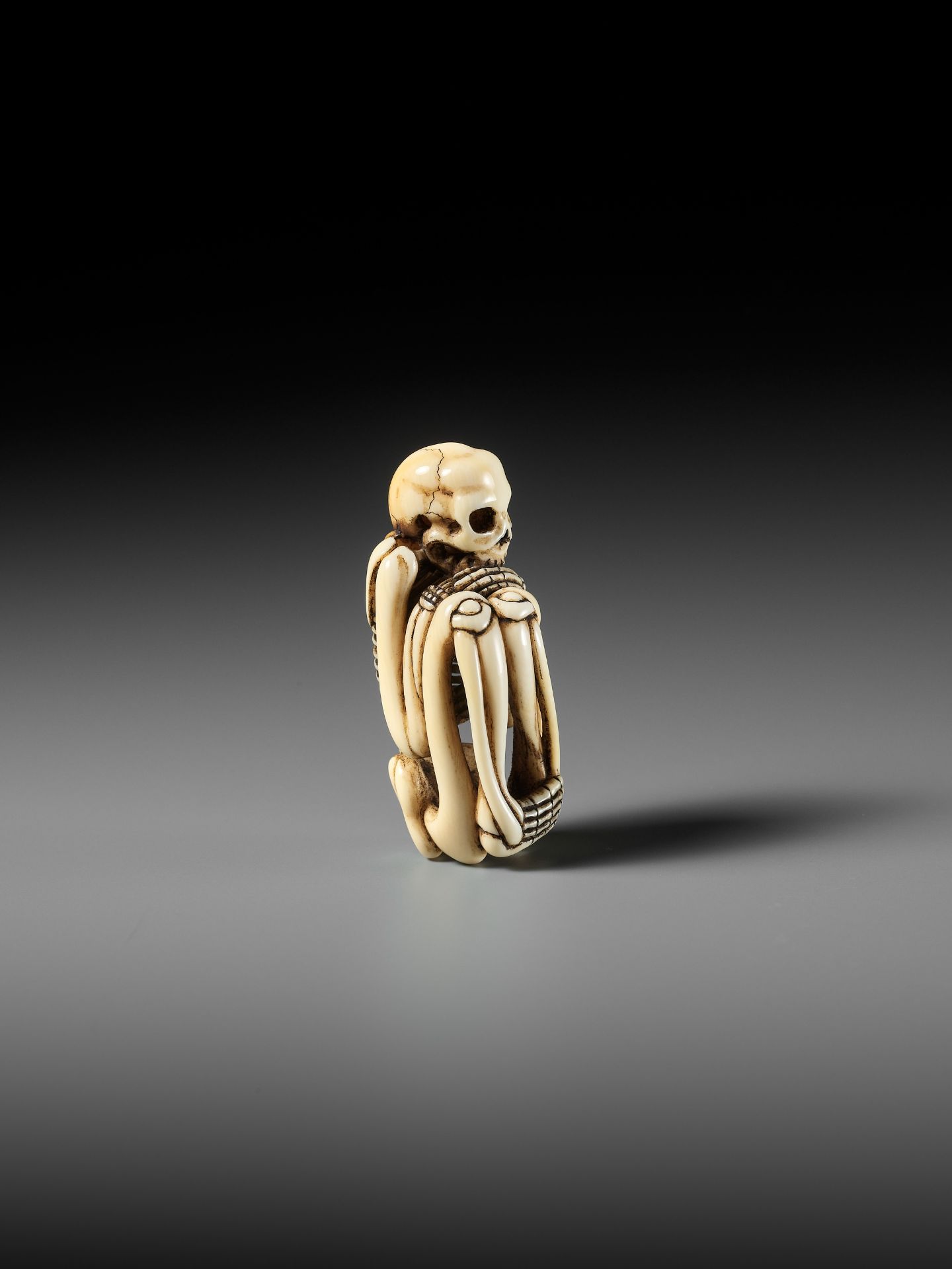 A FINE IVORY NETSUKE OF A SKELETON - Image 9 of 13