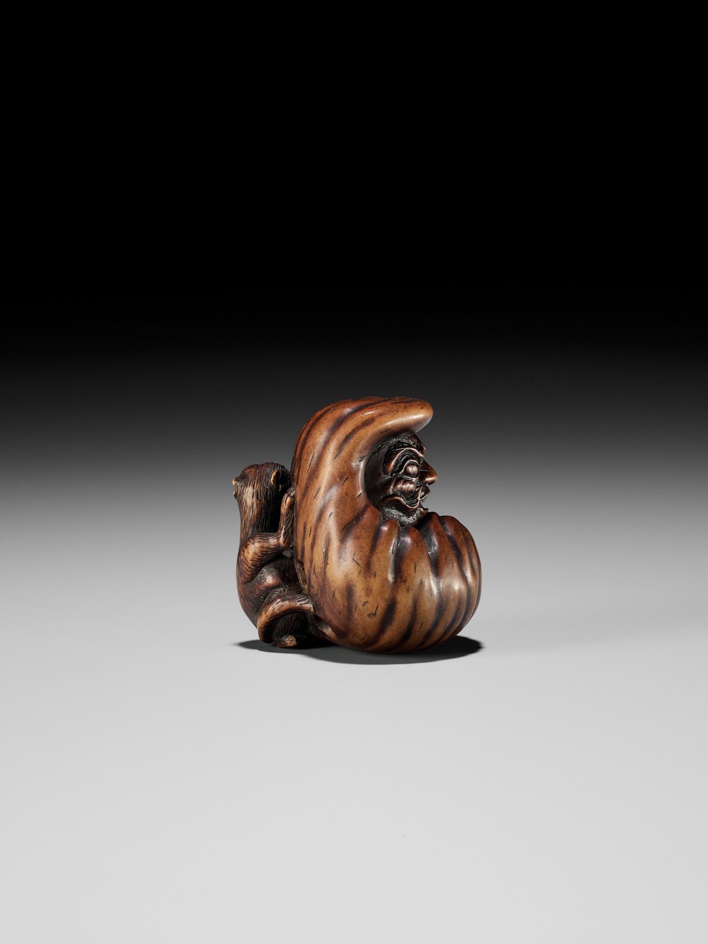 ISSHINSAI: A HUMOROUS WOOD NETSUKE OF TANUKI WITH A MAGICAL DARUMA DOLL SCROTUM - Bild 13 aus 16