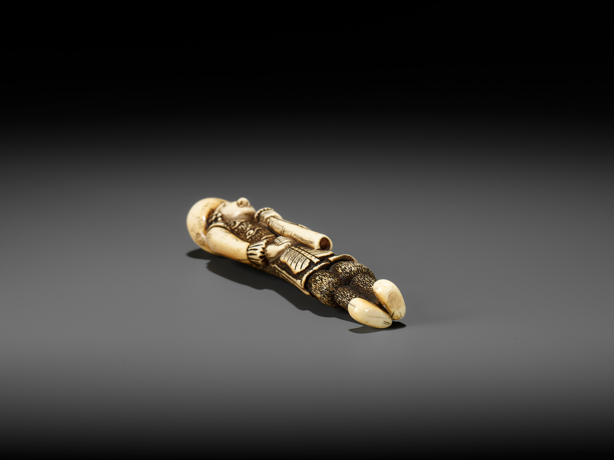 A SUPERB AND LARGE IVORY NETSUKE OF A DUTCHMAN WITH A TRUMPET - Image 14 of 21