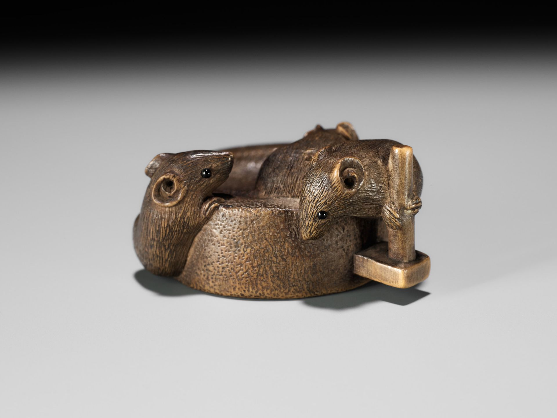 SHUZAN: A WOOD NETSUKE OF RATS ON A CHAUSU TEA MILL - Bild 2 aus 11