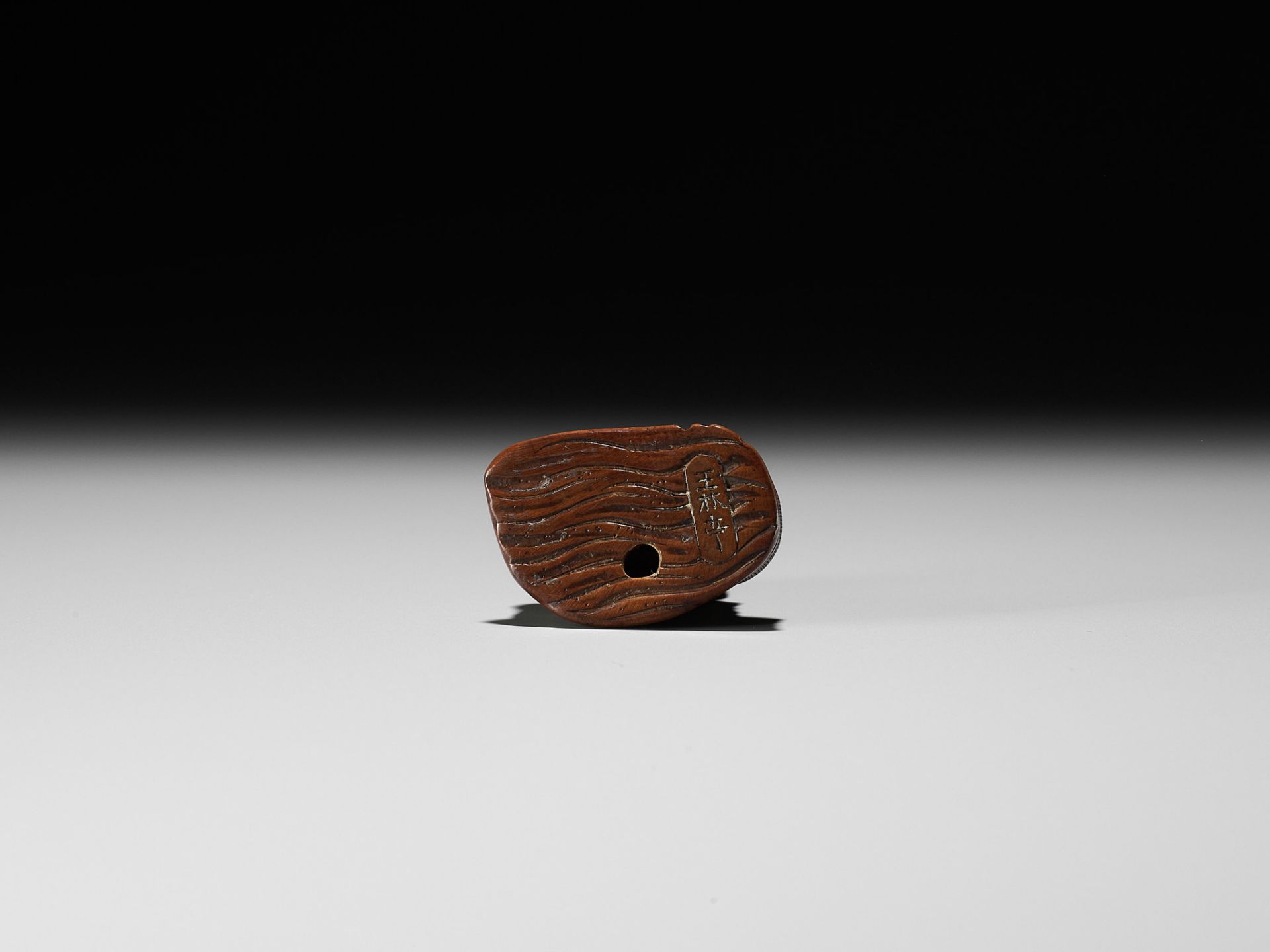 GYOKURINTEI: A WOOD NETSUKE OF A FARMER TAKING A BREAK - Bild 9 aus 10